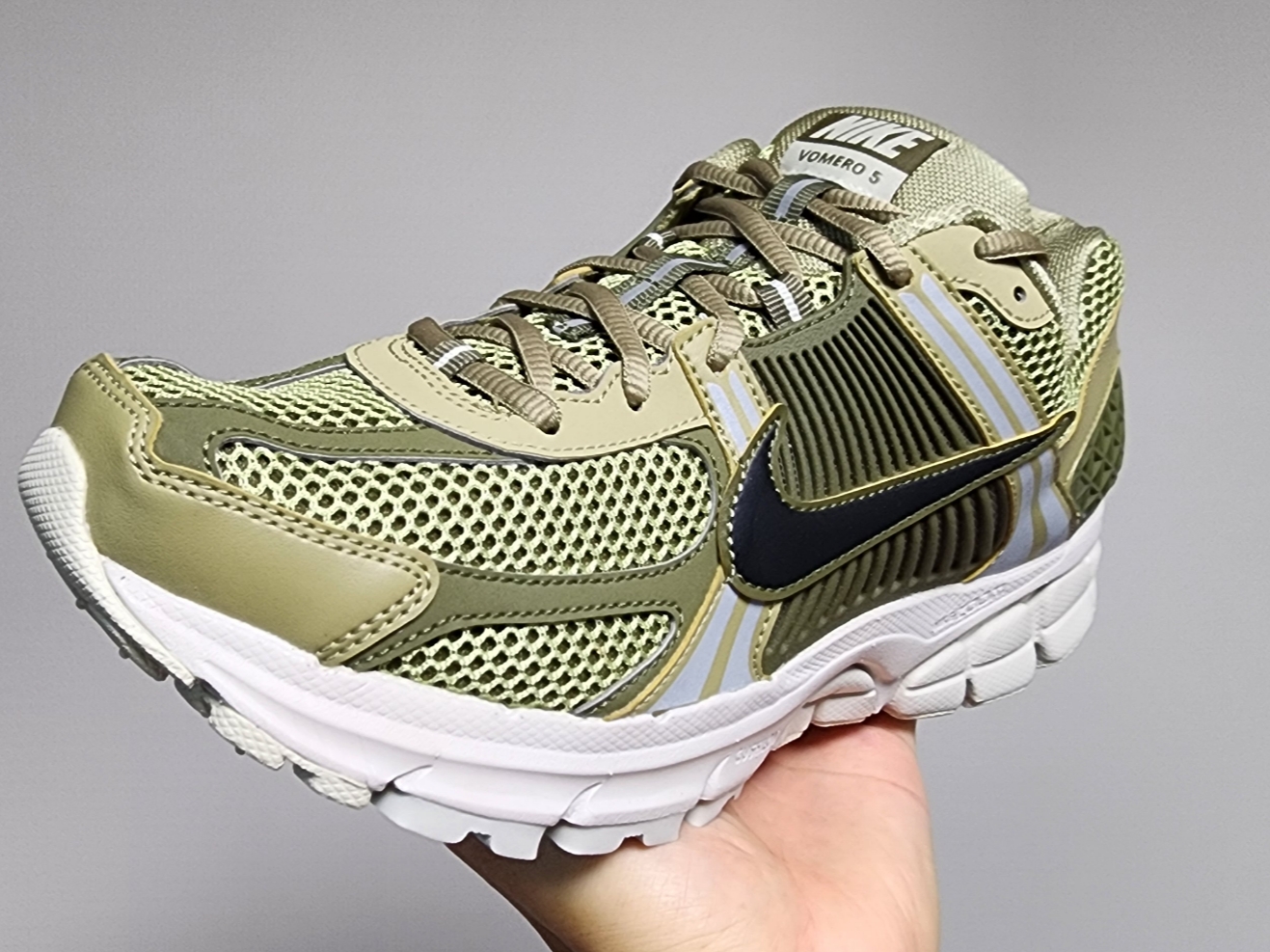 Nike Zoom Vomero 5 Neutral Olive Medium Olive 착용 스타일