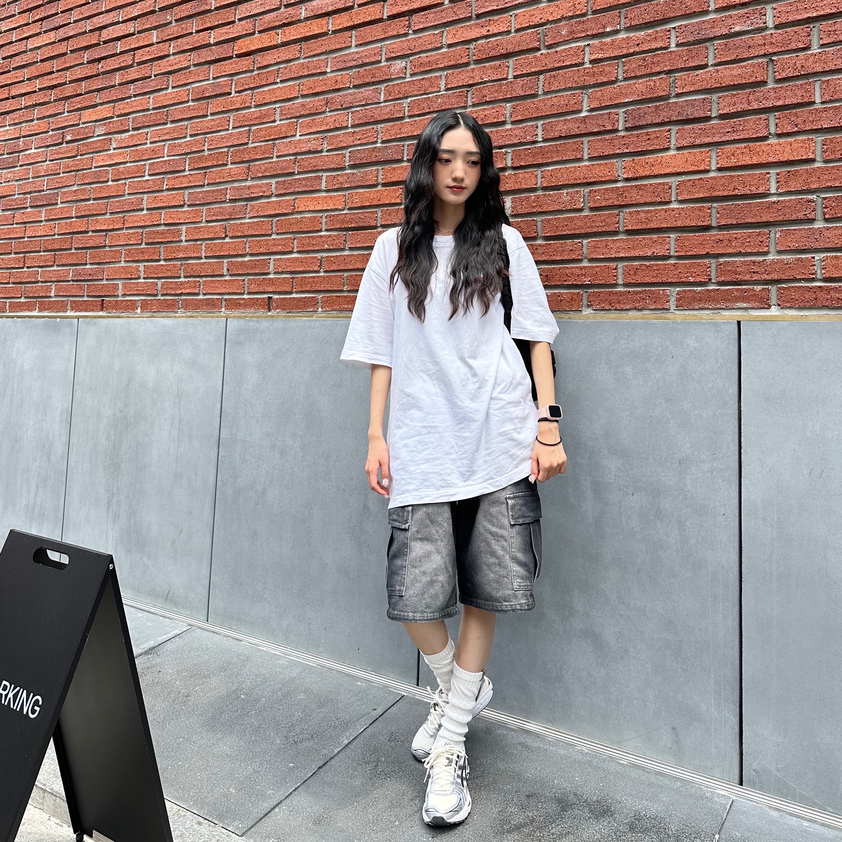 Palace Tri-Visions T-Shirt White - 22SS, COS Quilted Mini Bag Black 착용 스타일 - 2