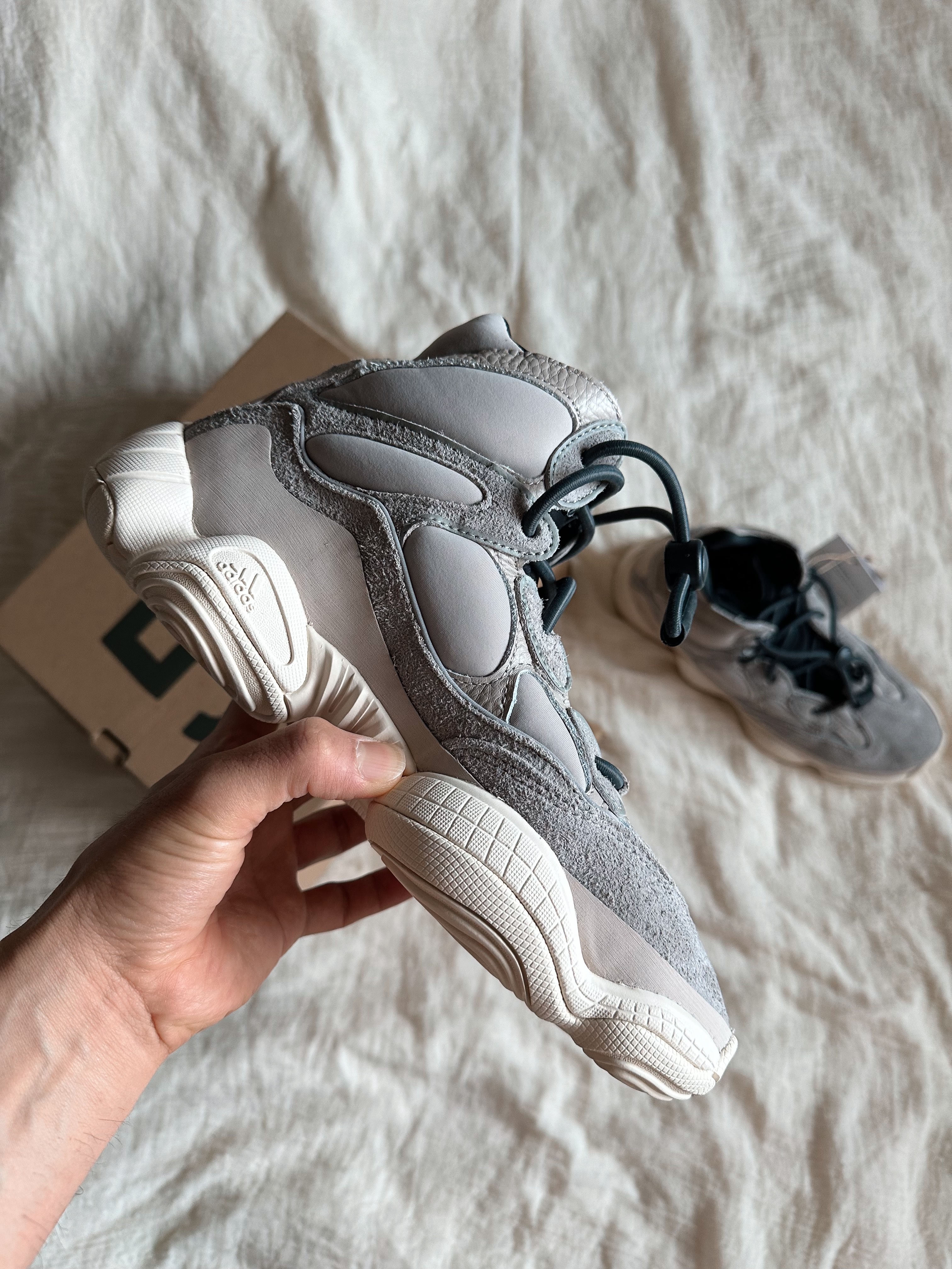 Adidas Yeezy 500 High Mist Stone 착용 스타일 - 2
