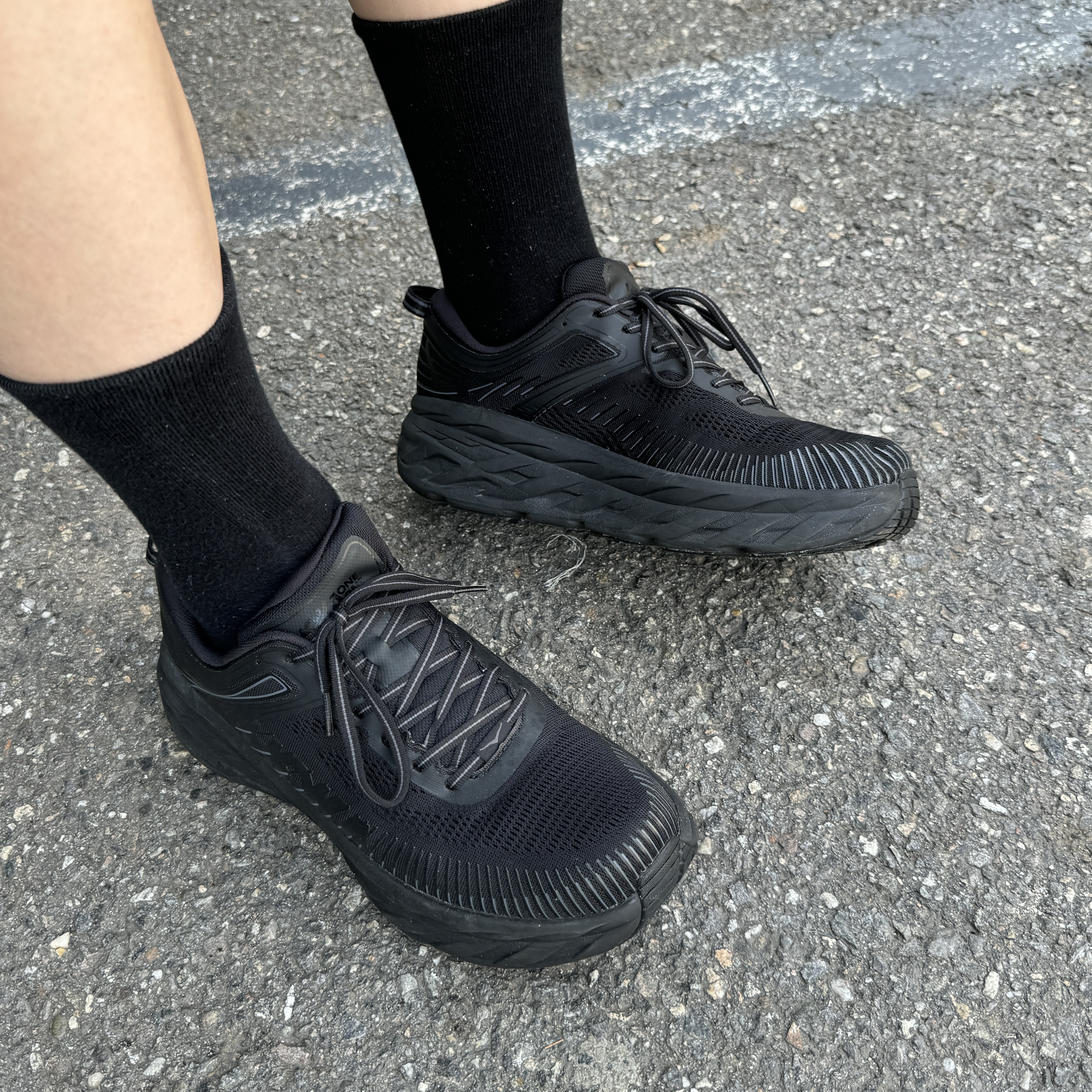 Hoka Bondi 7 Black 착용 스타일
