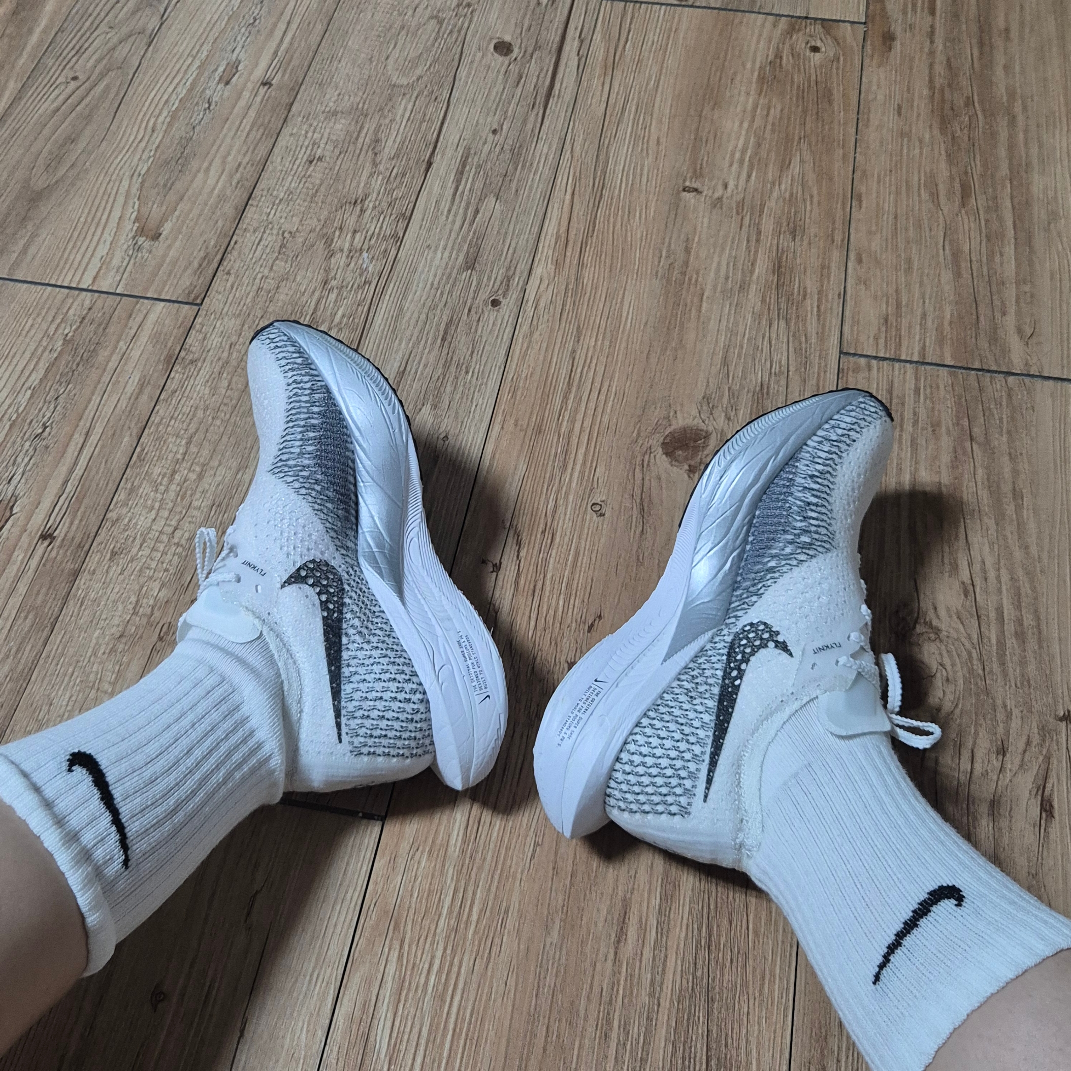 (W) Nike ZoomX Vaporfly Next% 3 White Particle Grey 착용 스타일