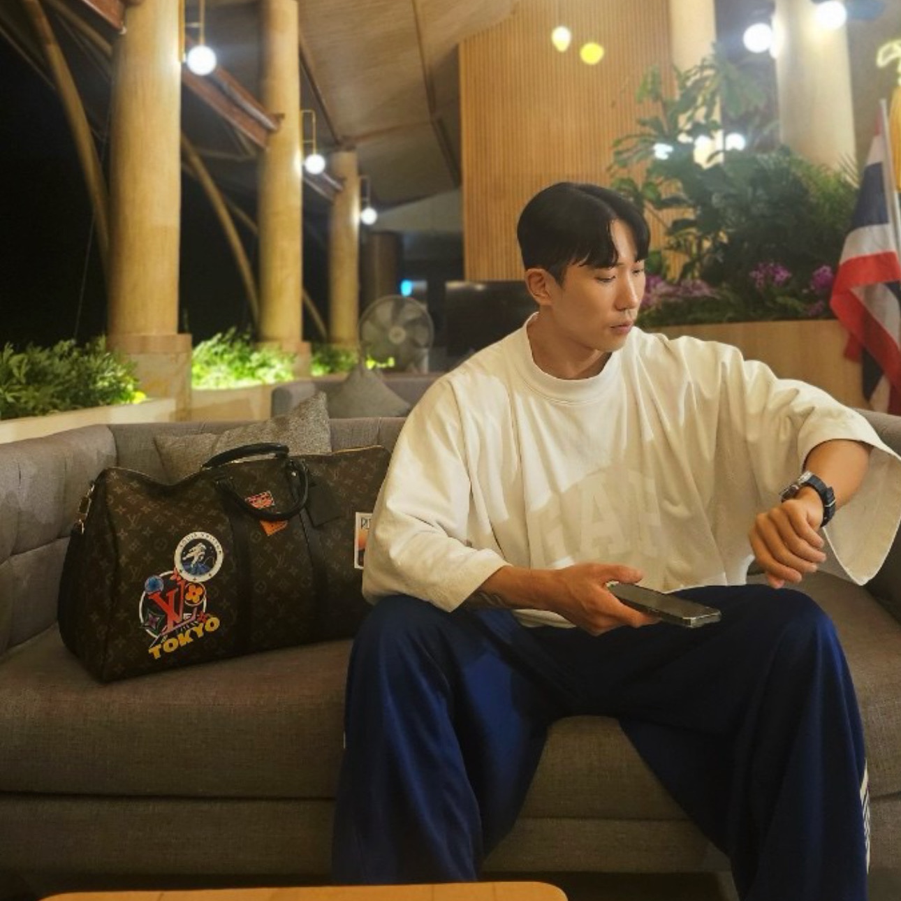 Louis Vuitton Keepall Bandouliere 55 Monogram Macassar, Needles H.D. Track Pants Poly Smooth Royal 착용 스타일 - 2