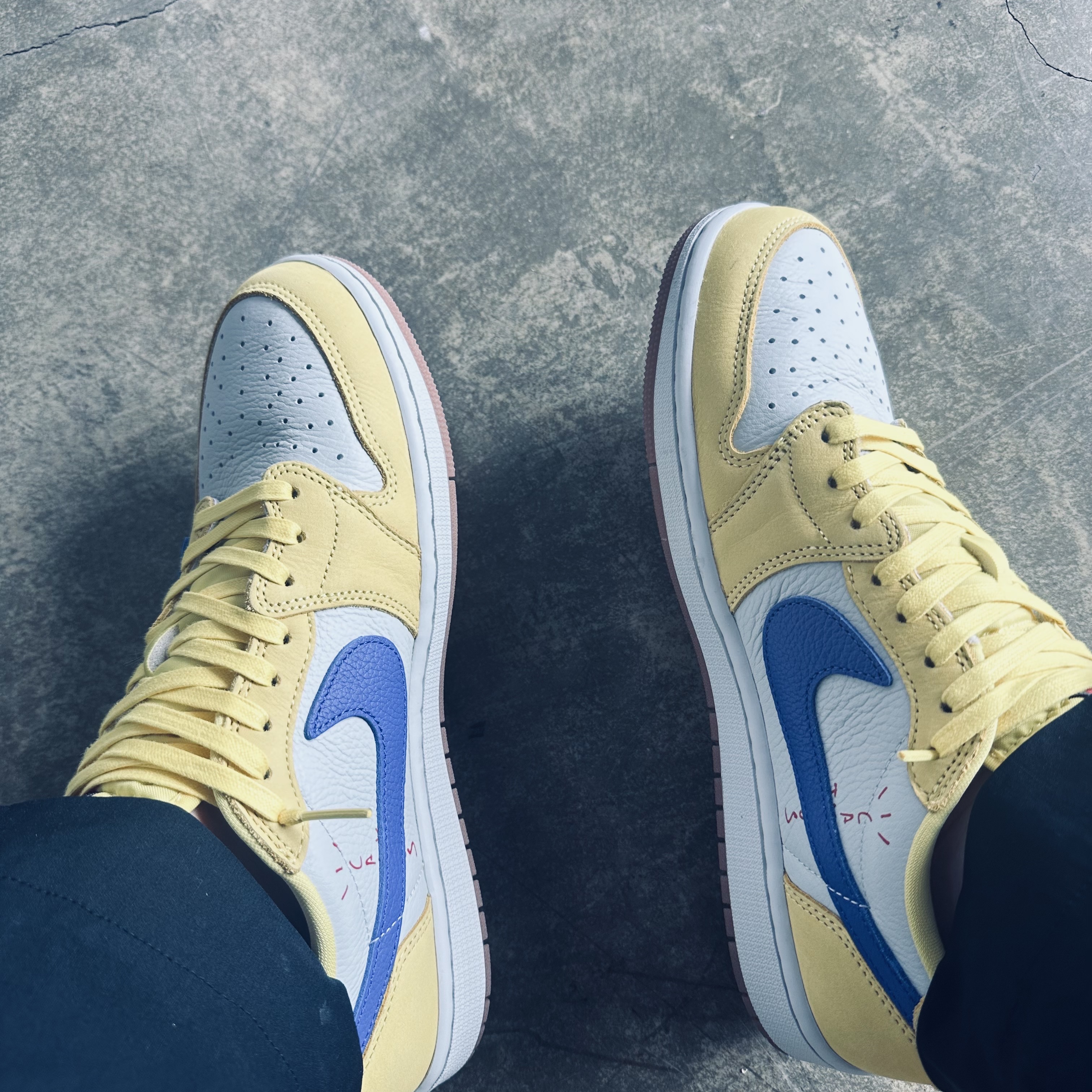 (W) Jordan 1 x Travis Scott Retro Low OG SP Canary 착용 스타일 - 2