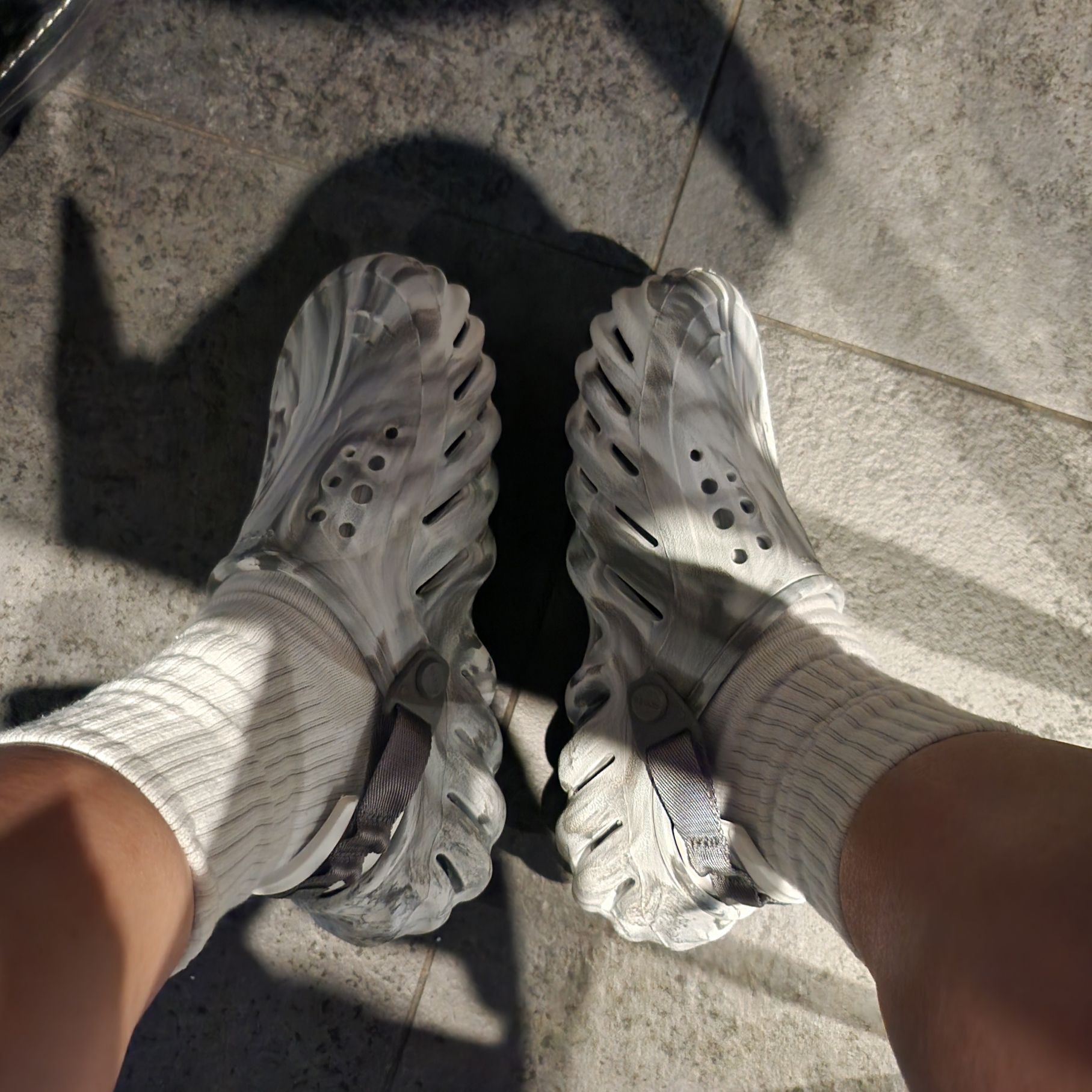 Crocs Echo Marbled Clog Moonlight Multi 착용 스타일
