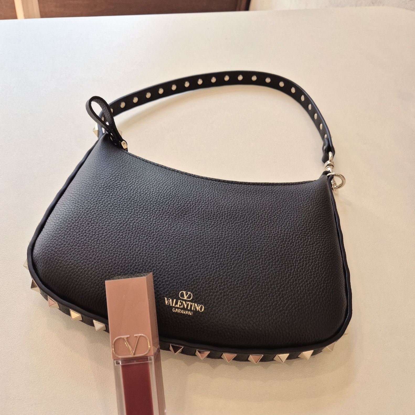 Valentino Rockstud Mini Shoulder Bag Black 착용 스타일