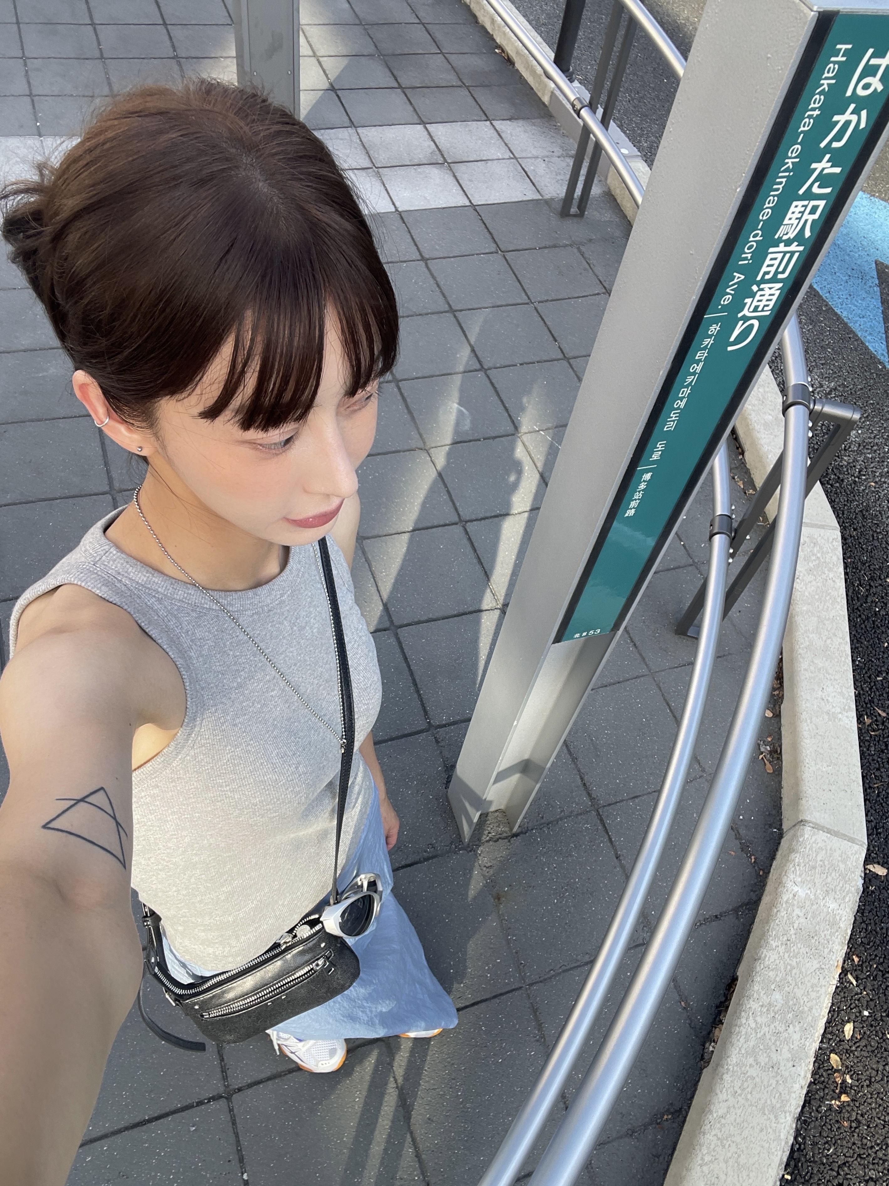 Asics x Kiko Kostadinov Gel-Quantum Zientzia White Blue, Oakley Eye Jacket Redux Silver Frame Prizm Black Polarized Lenses High Bridge Fit 착용 스타일 - 3