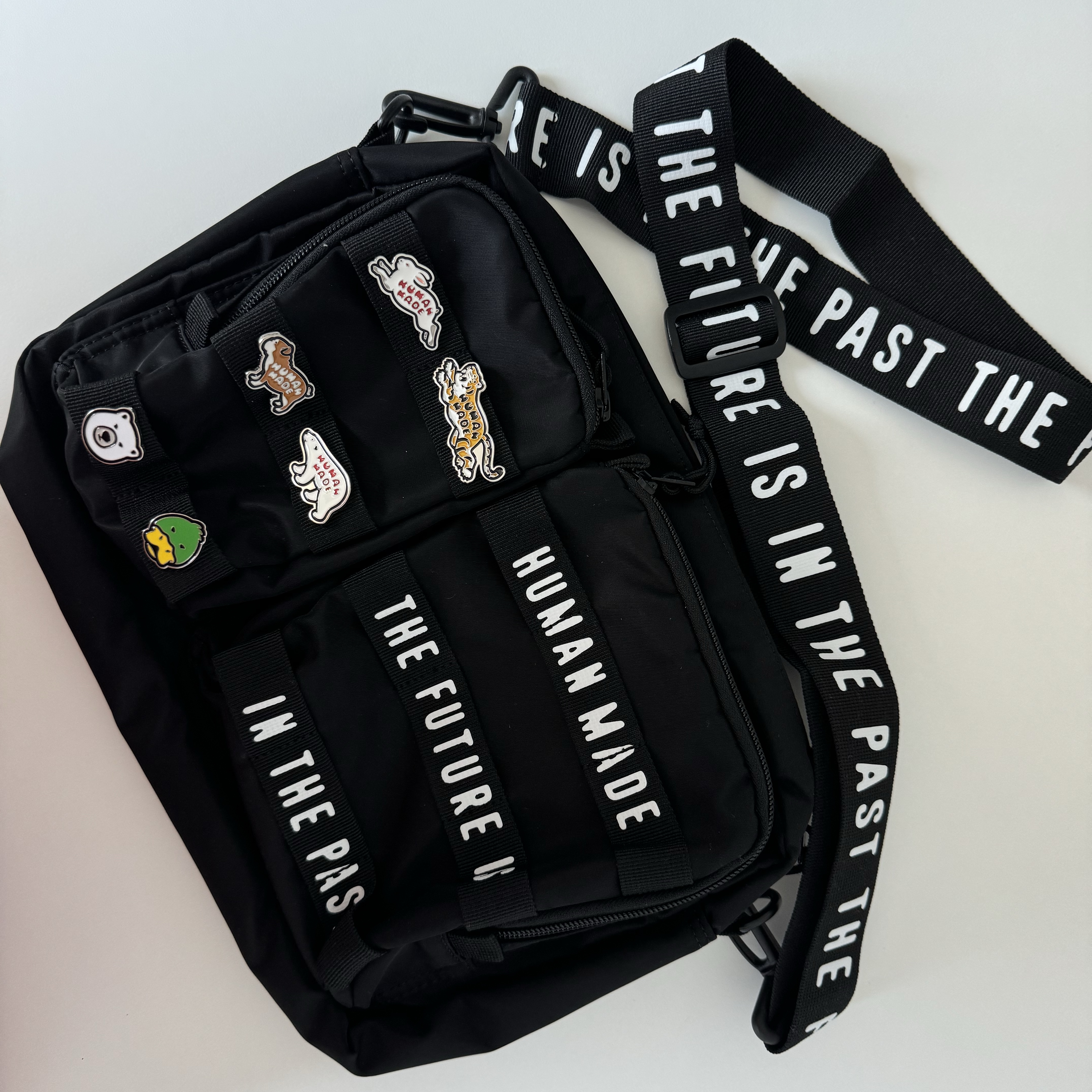 Human Made Military Pouch Large Black, Human Made Animal Pin #2 Pink 착용 스타일 - 2