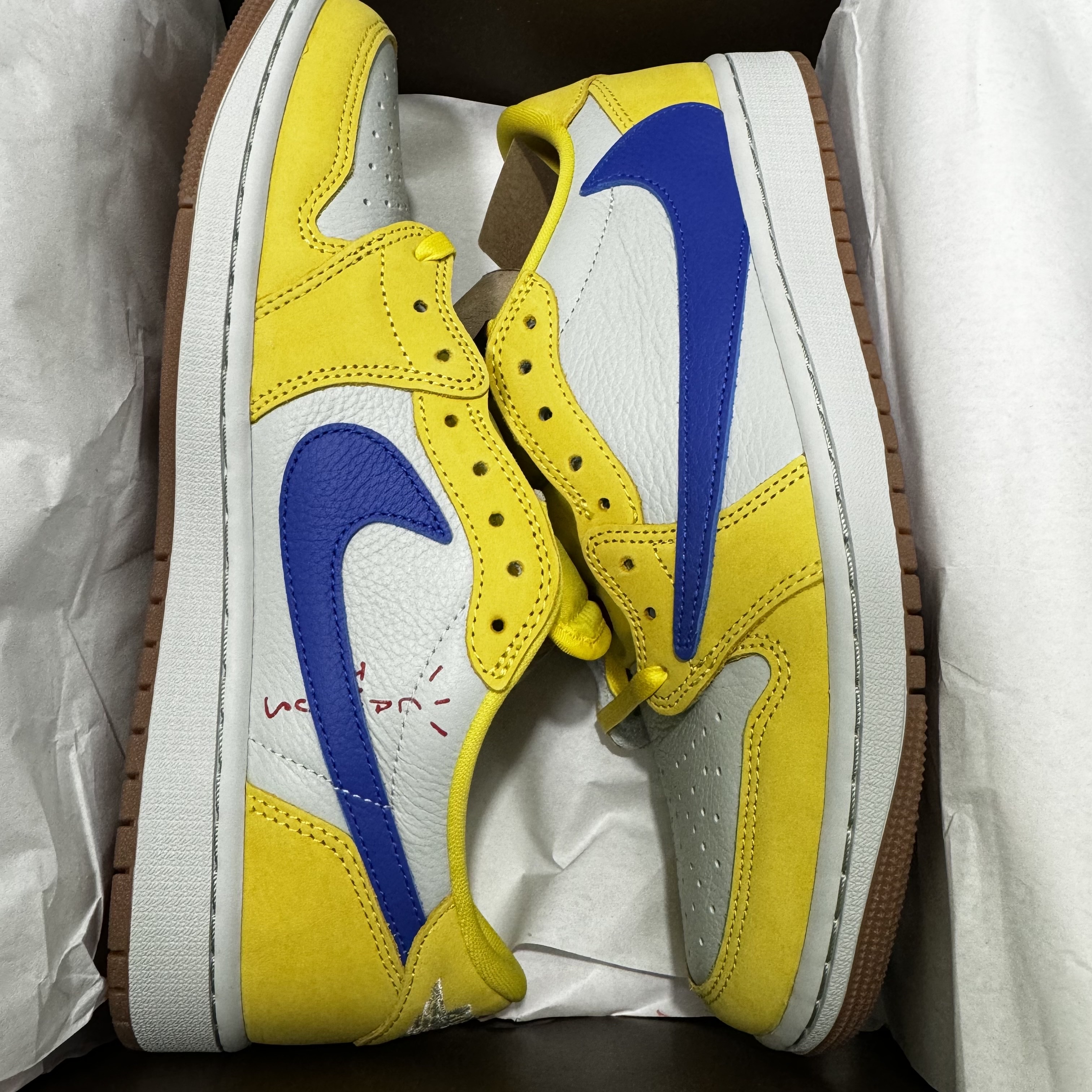 (W) Jordan 1 x Travis Scott Retro Low OG SP Canary 착용 스타일