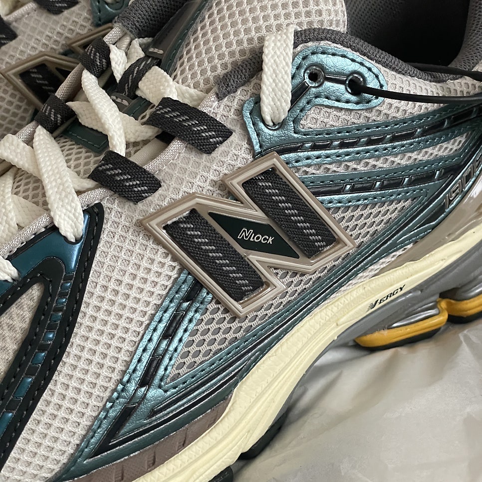 New Balance 1906R Metallic Teal 착용 스타일 - 2