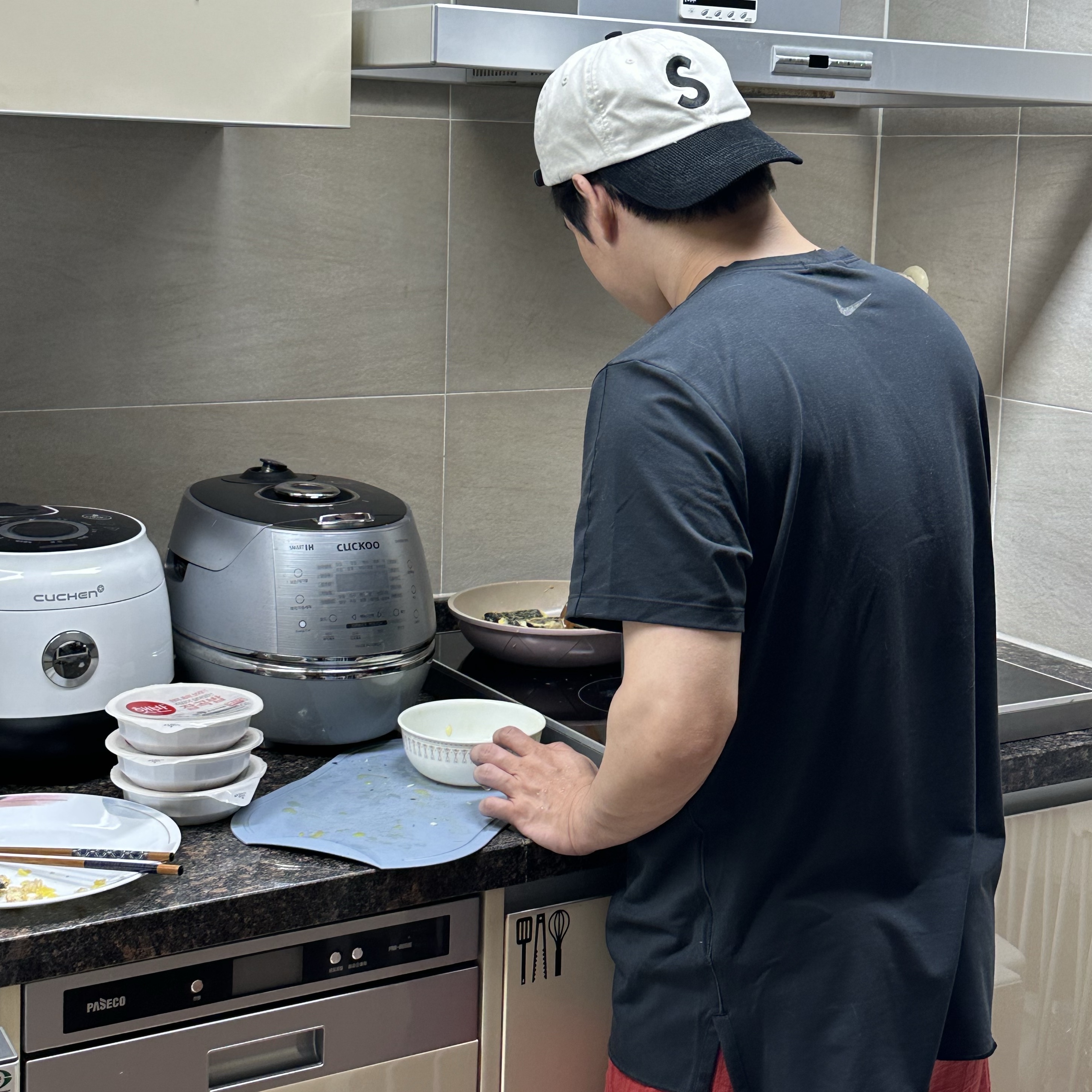 Supreme 2-Tone S Logo 6-Panel Stone - 24SS 착용 스타일