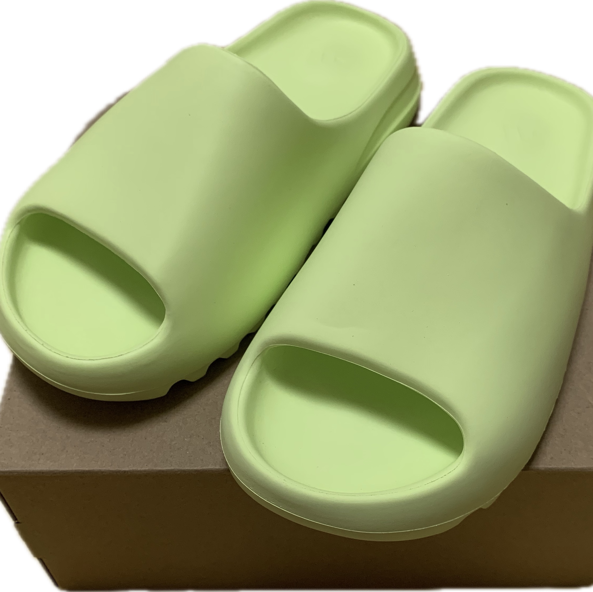 Adidas Yeezy Slide Glow Green 착용 스타일