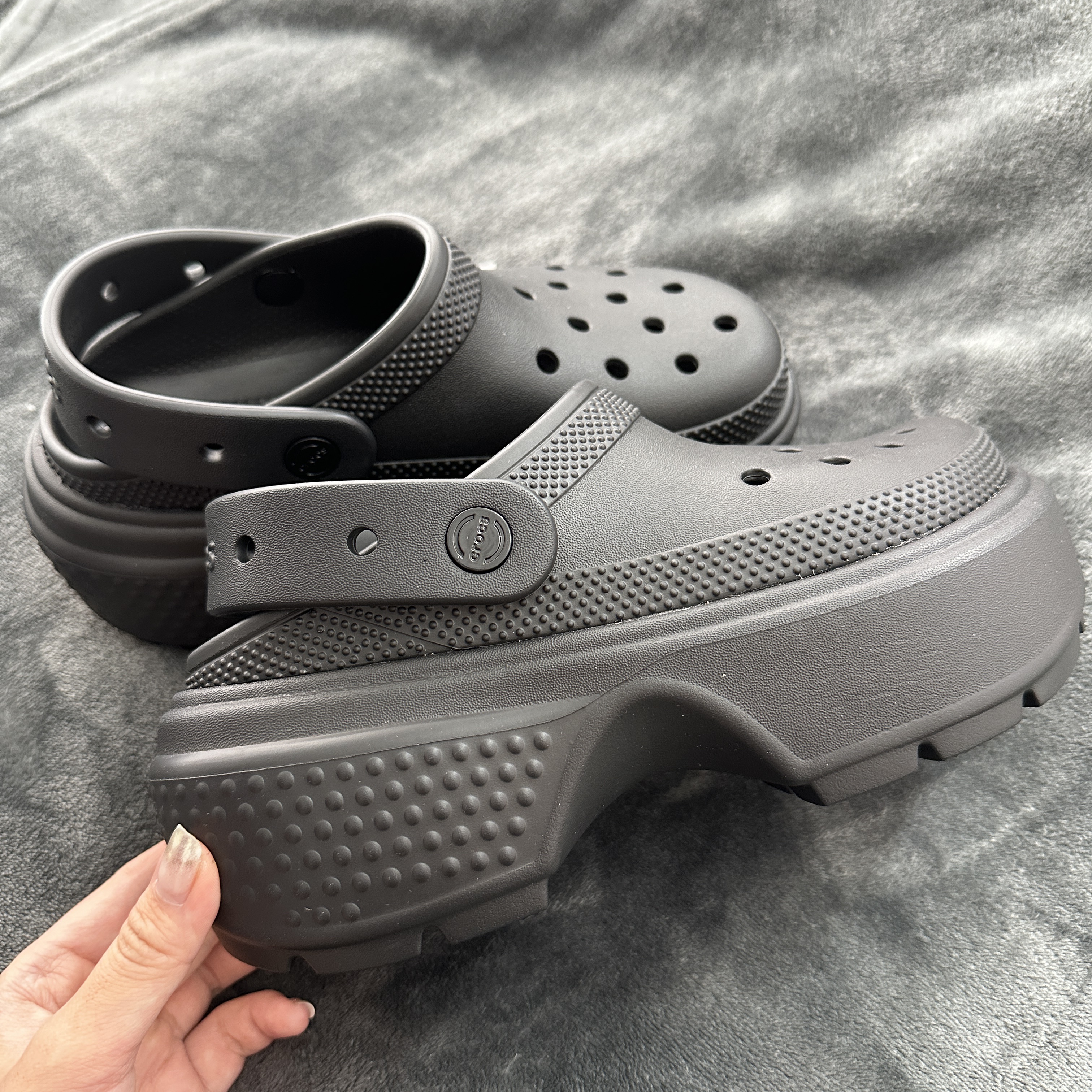 Crocs Stomp Clog Black 착용 스타일 - 1
