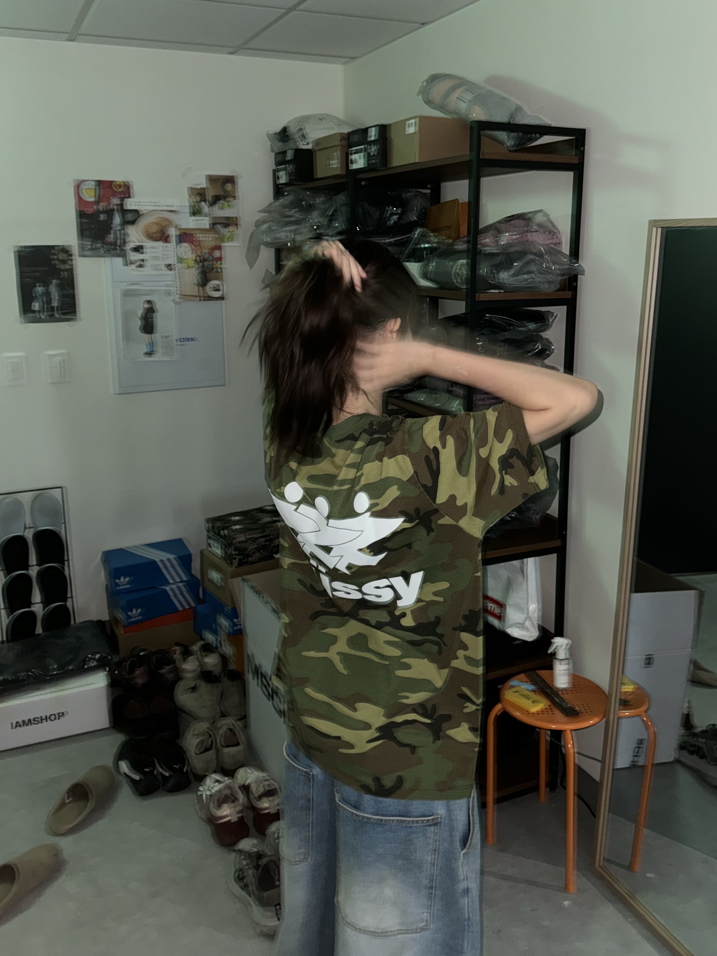 Stussy Surfwalk T-Shirt Camo, Nike Tech Hera Cacao Wow Bronzine 착용 스타일 - 1