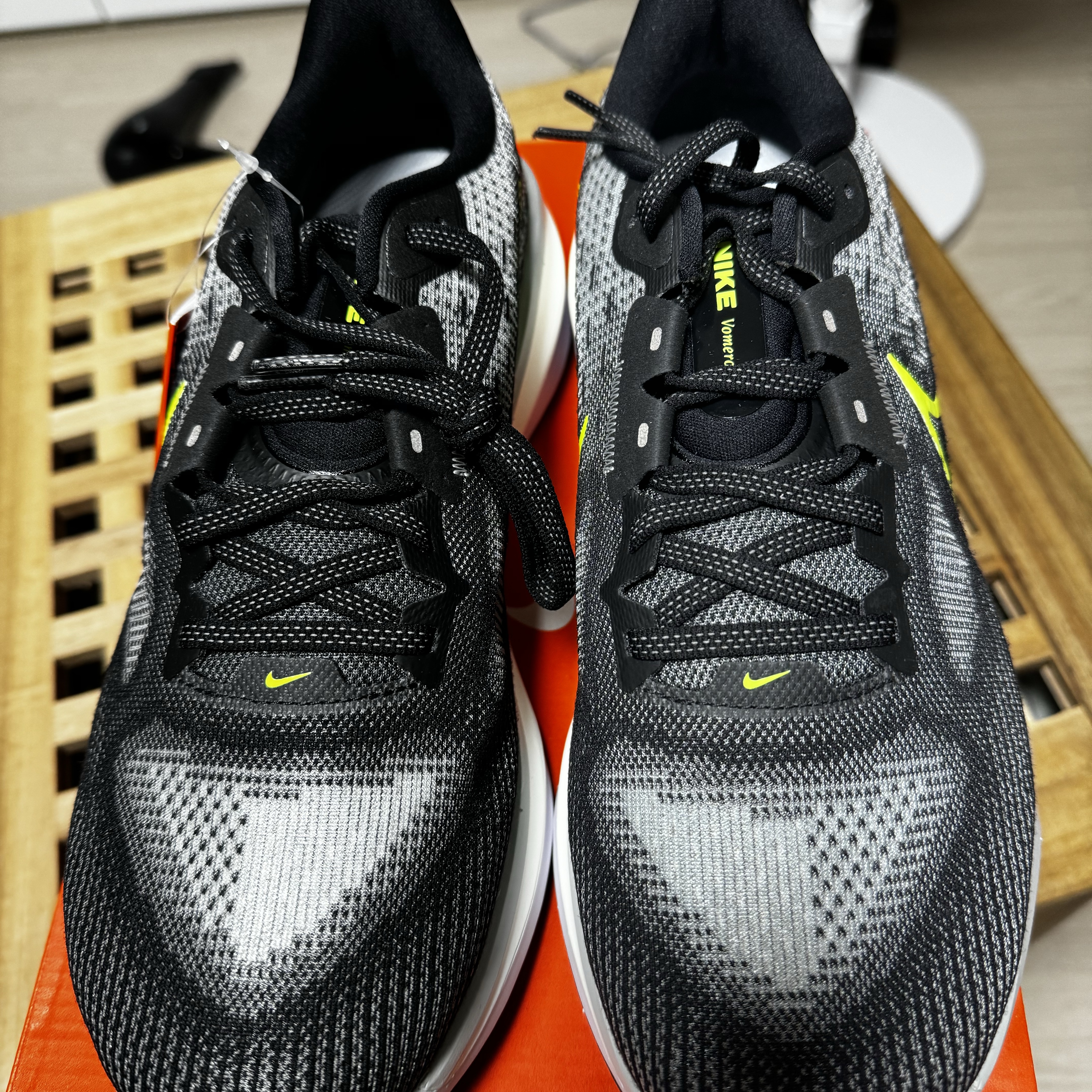 Nike Vomero 17 Black Light Smoke Grey 착용 스타일 - 3