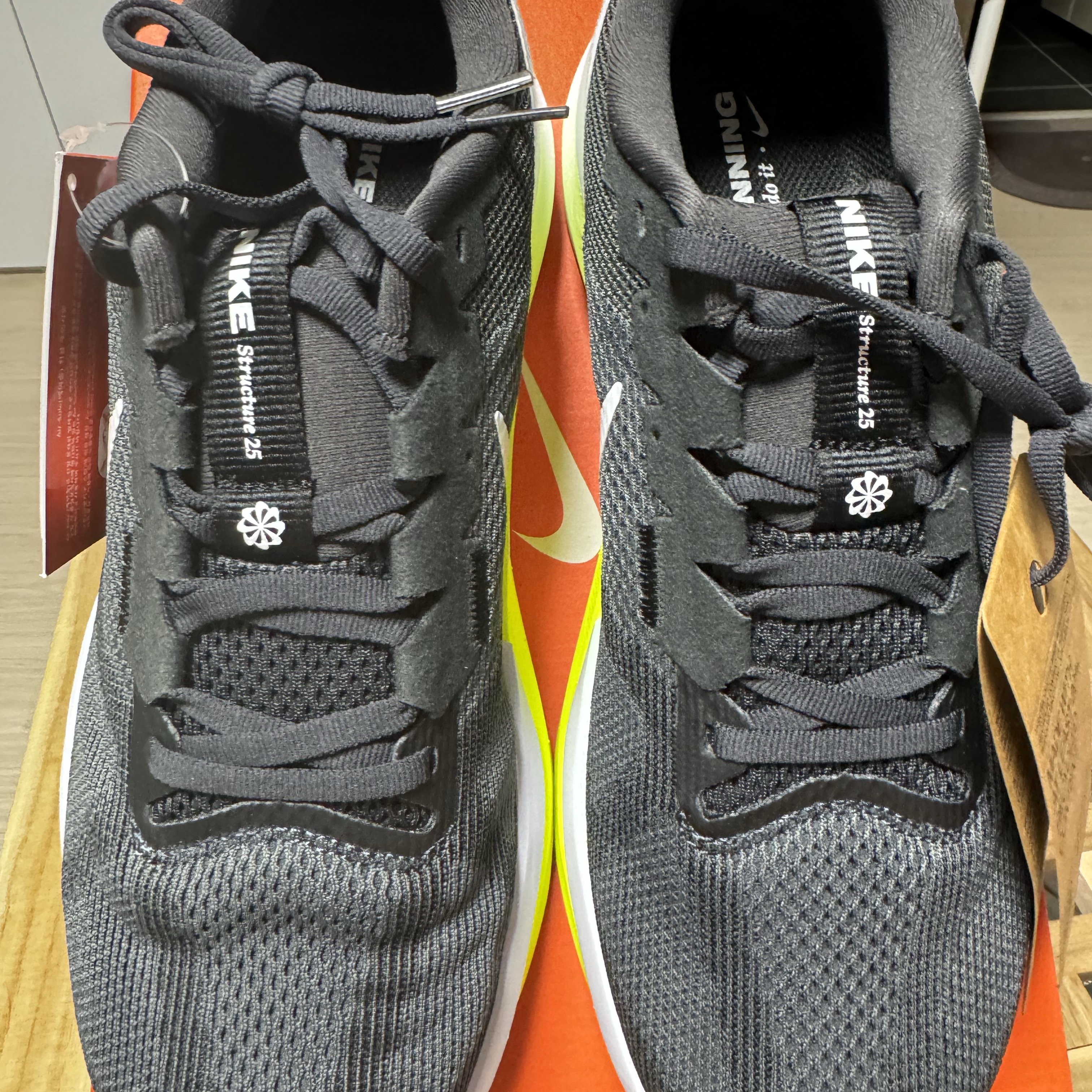 Nike Structure 25 Anthracite Volt 착용 스타일 - 3
