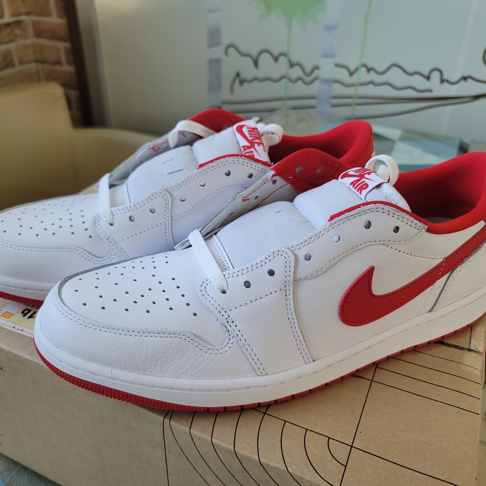Jordan 1 Retro Low OG University Red 착용 스타일 - 3