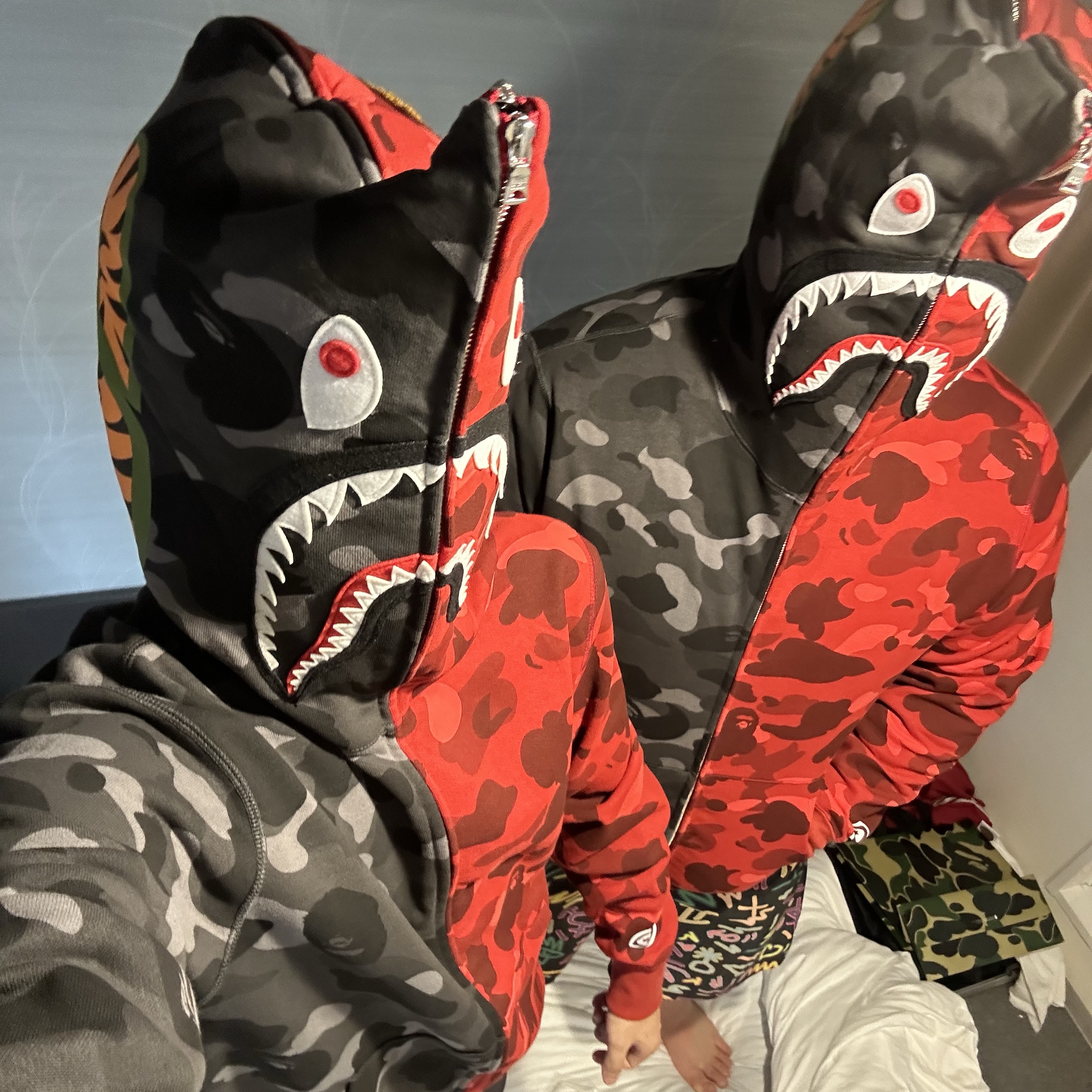 BAPE Color Camo Separate Shark Full Zip Hoodie Red Black 착용 스타일 - 2