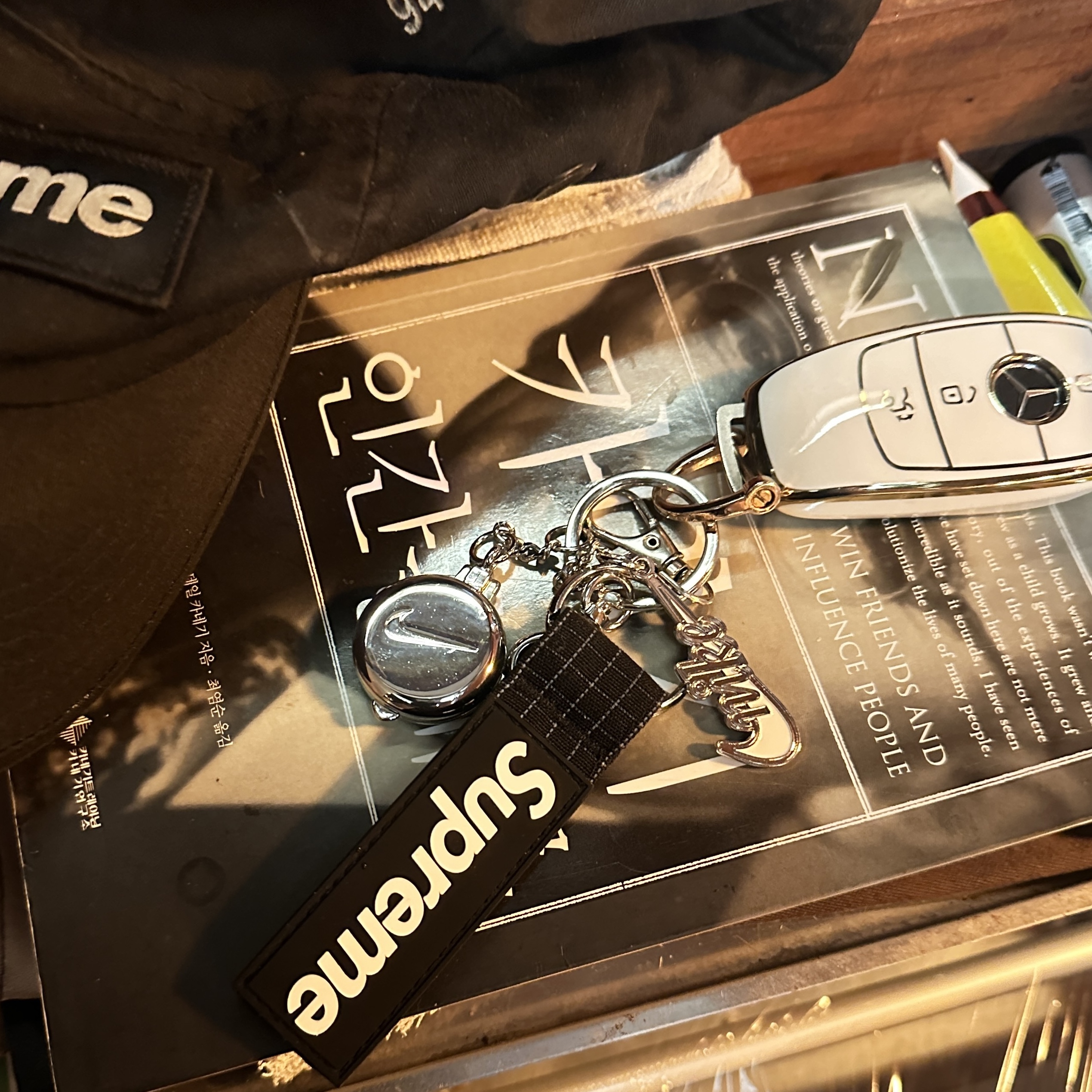 Nike 50th Anniversary Special Keyring Set, Supreme Ripstop Keychain Black - 24SS 착용 스타일
