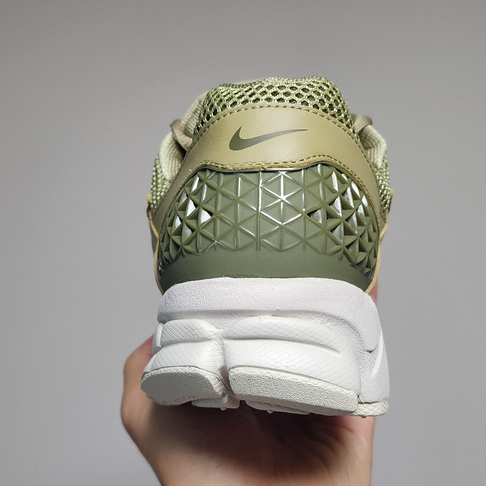 Nike Zoom Vomero 5 Neutral Olive Medium Olive 착용 스타일