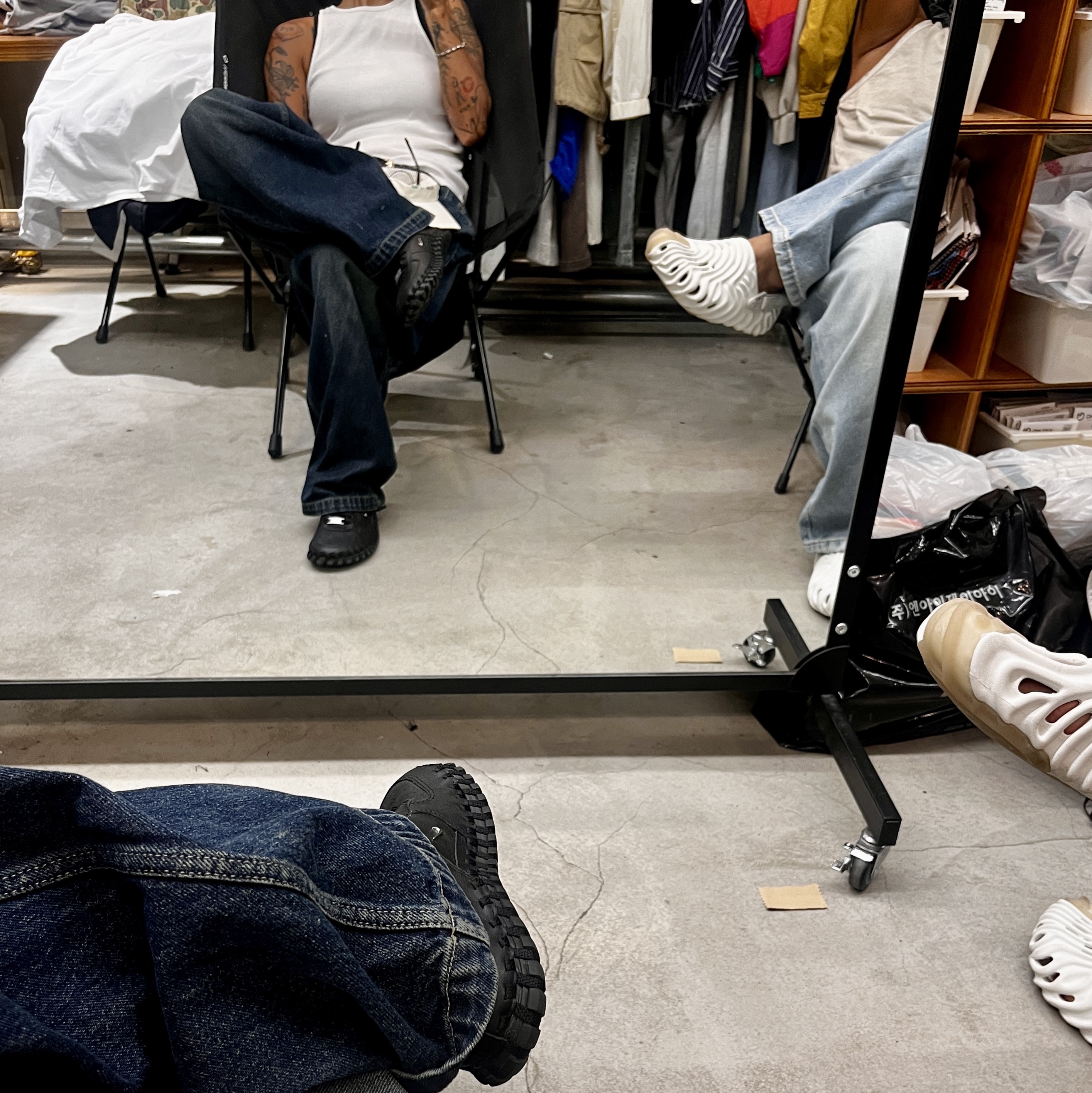 Crocs x Salehe Bembury Pollex Clog Stratus, Nike x Jacquemus J Force 1 Low LX SP Black 착용 스타일