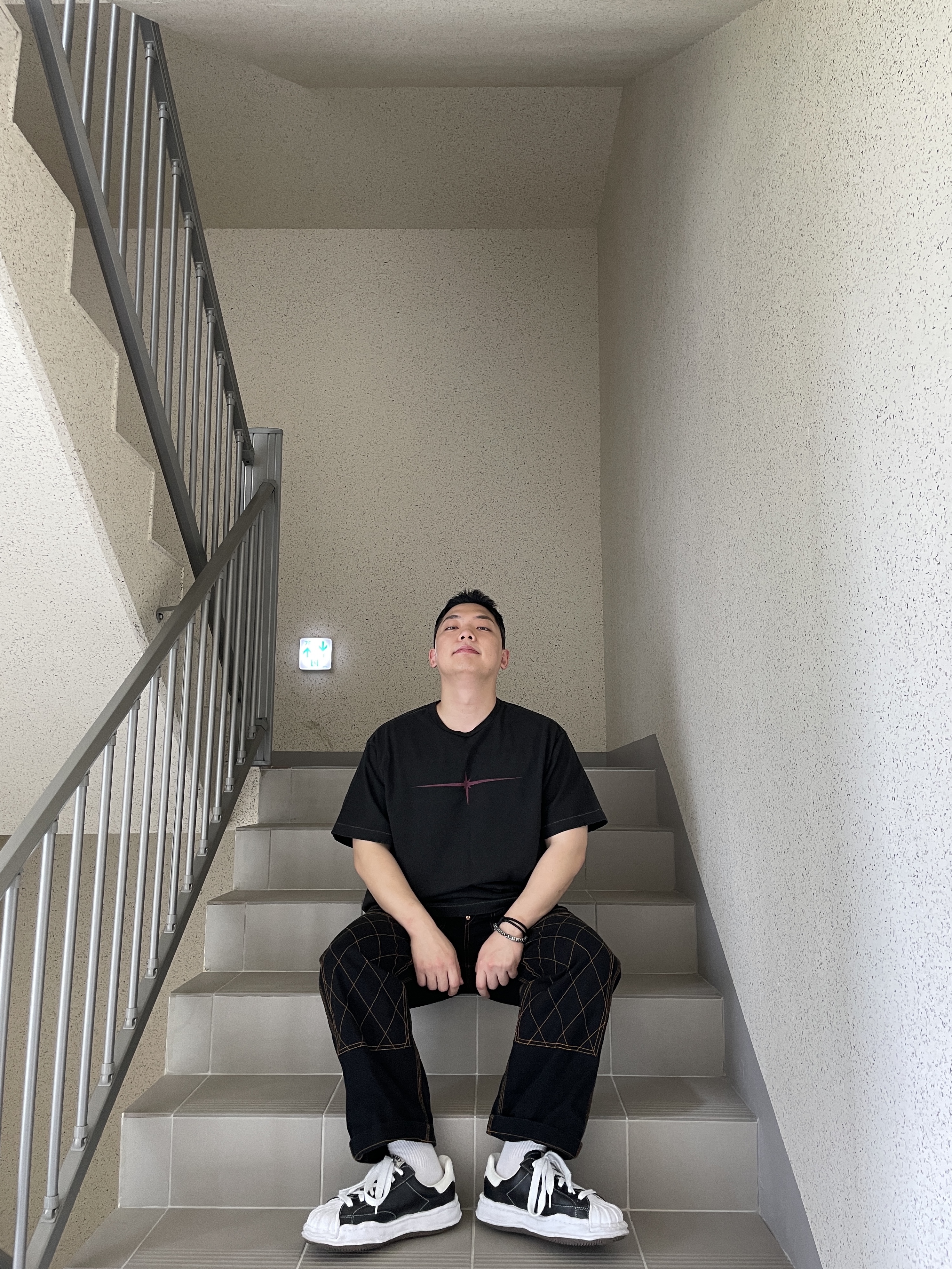 Maison Mihara Yasuhiro Blakey OG Sole Leather Low-top Sneakers Black 착용 스타일 - 4