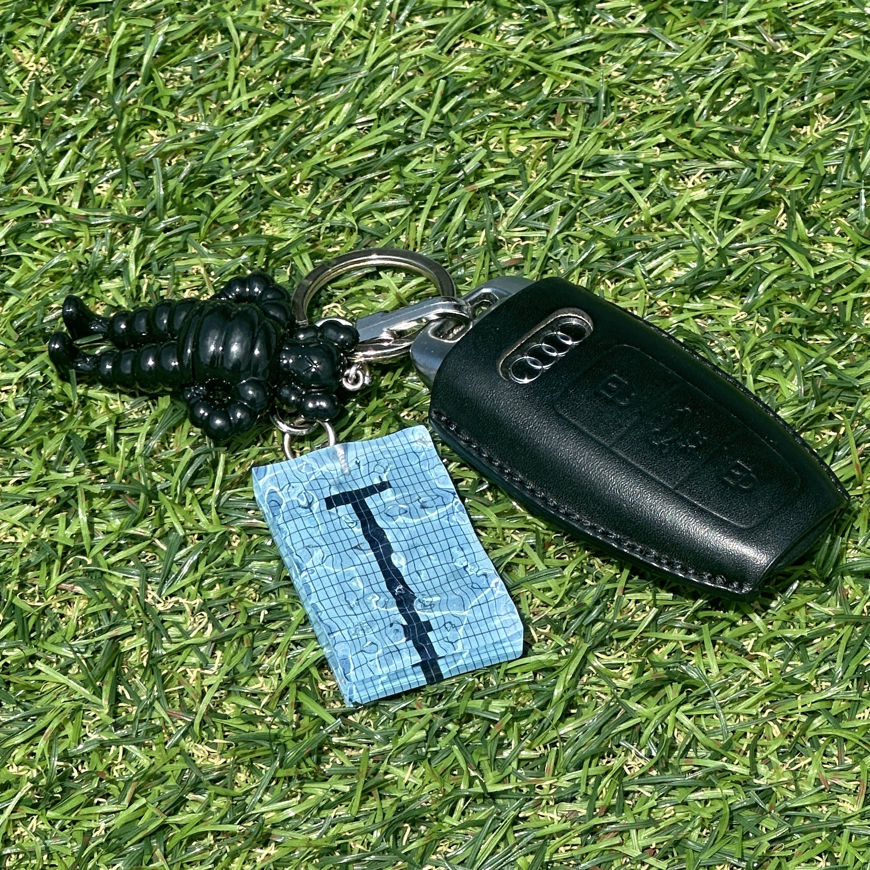 Kaws Tokyo First Chum Keychain Black 착용 스타일