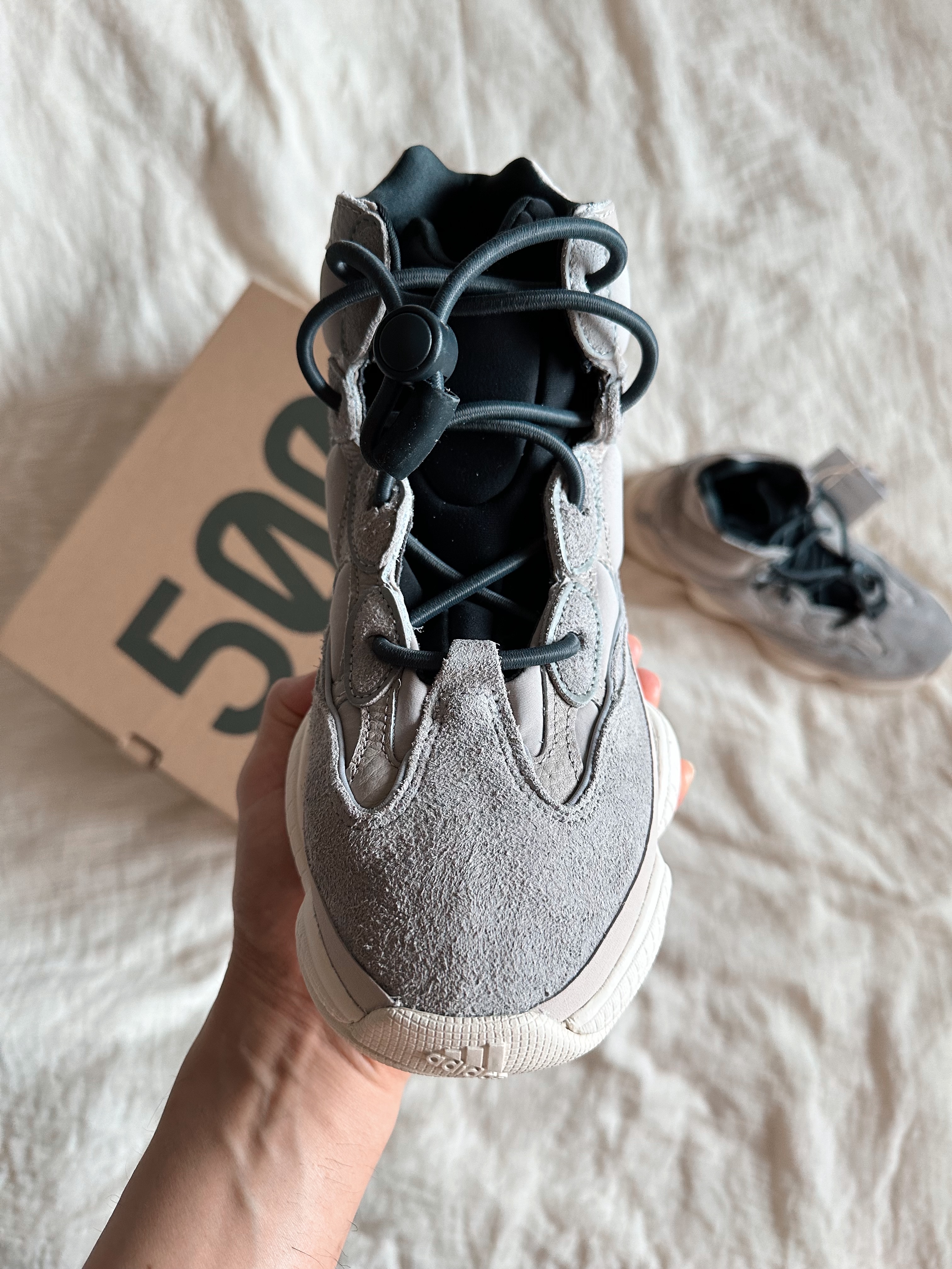 Adidas Yeezy 500 High Mist Stone 착용 스타일 - 1