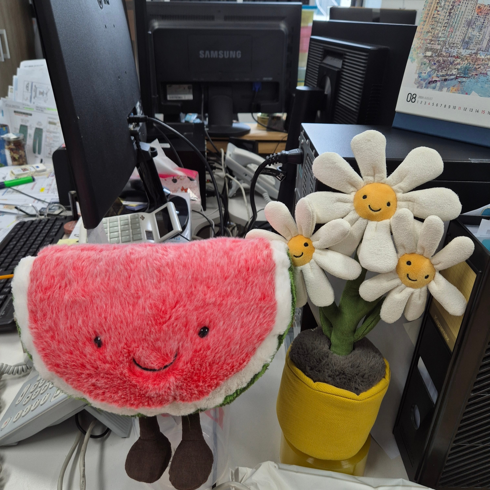 Jellycat Amuseables Daisy Golden, Jellycat Amuseable Watermelon Medium Pink 착용 스타일