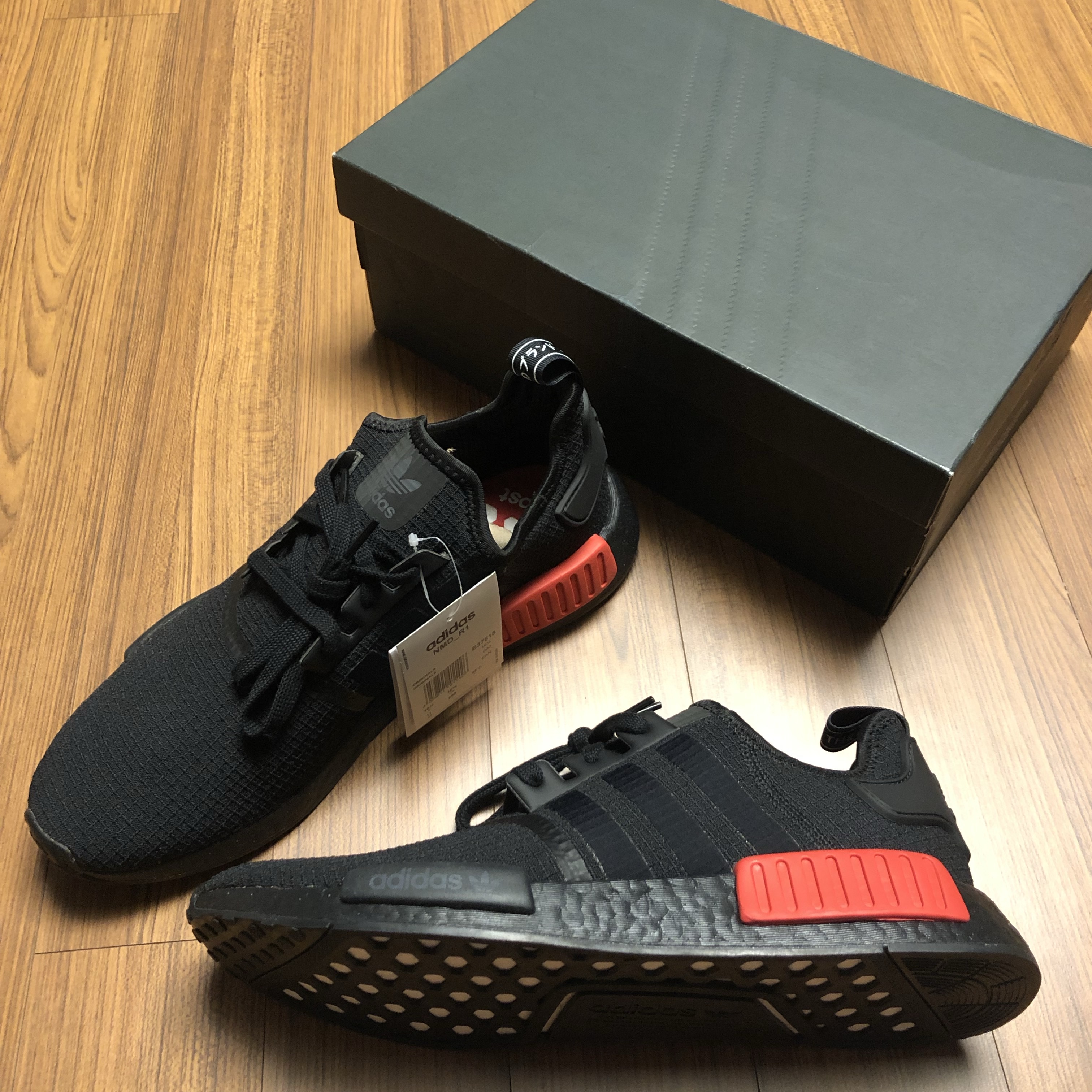 Adidas NMD R1 Core Black Lush Red 착용 스타일