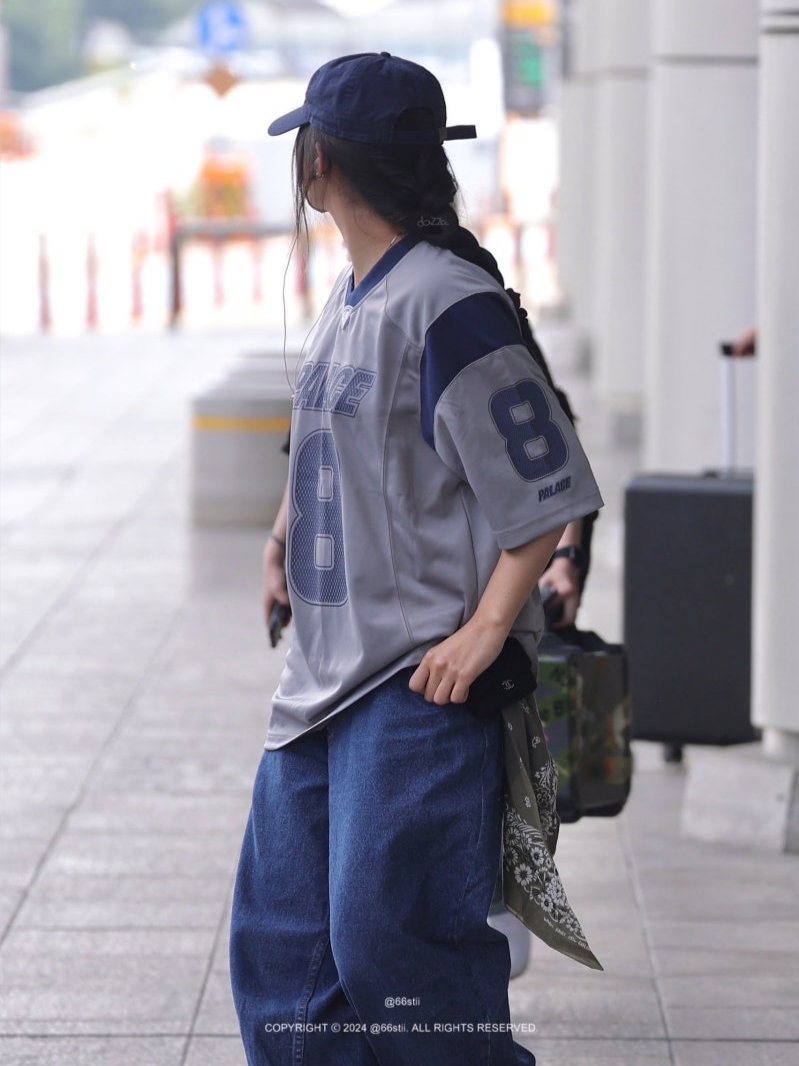 Palace Mesh Team Jersey Grey - 24SS, Chanel Classic Card Holder Grained Calfskin & Silver Black 착용 스타일 - 2