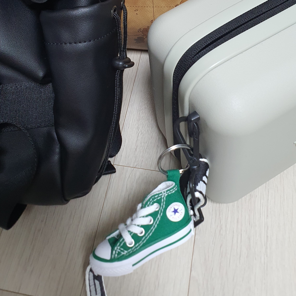 Off-White x Amore Pacific Protection Box (Without Cosmetics) 착용 스타일 - 2
