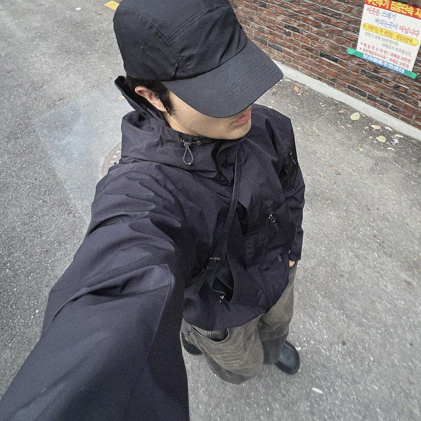Millo Archive Reflect Curved Pants Washed Brown 착용 스타일 - 3