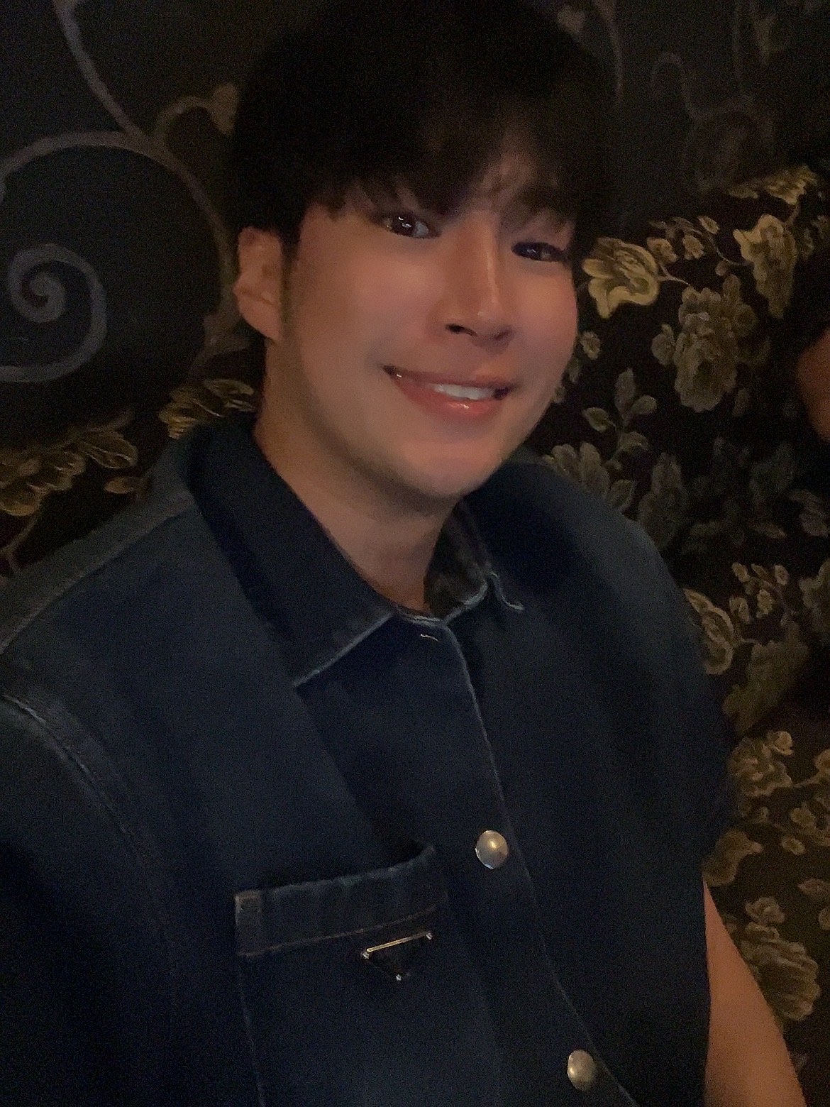 Prada Denim Shirt Navy 착용 스타일 - 3