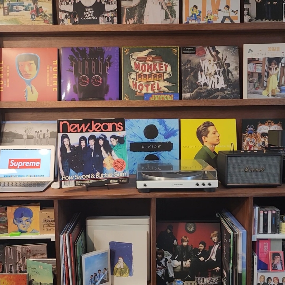 NewJeans How Sweet Standard (NewJeans Ver.), Jannabi's Small Pieces I LP Clear & Blue Splatter Mix 착용 스타일 - 2