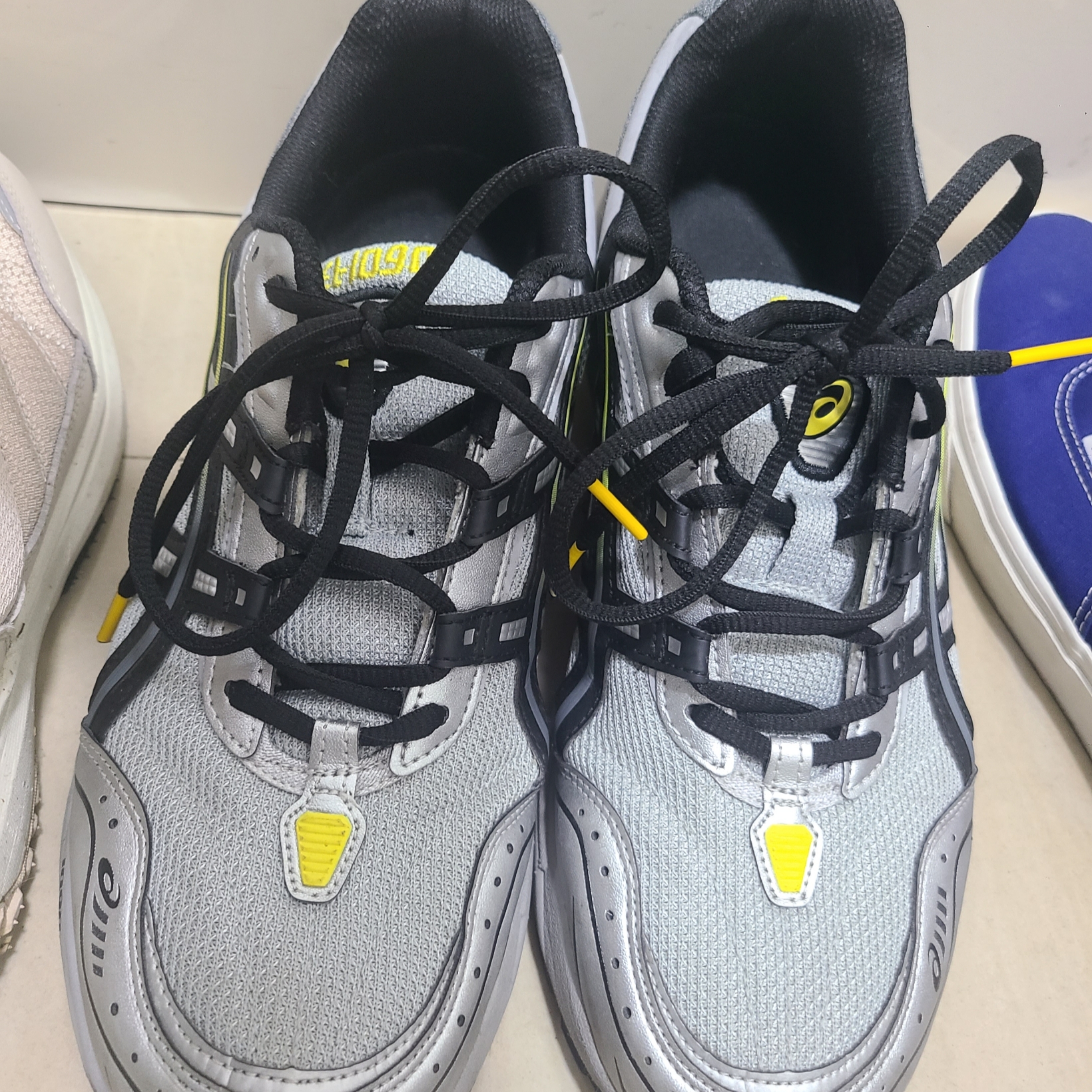Asics Gel-1090 Mid Grey Black 착용 스타일