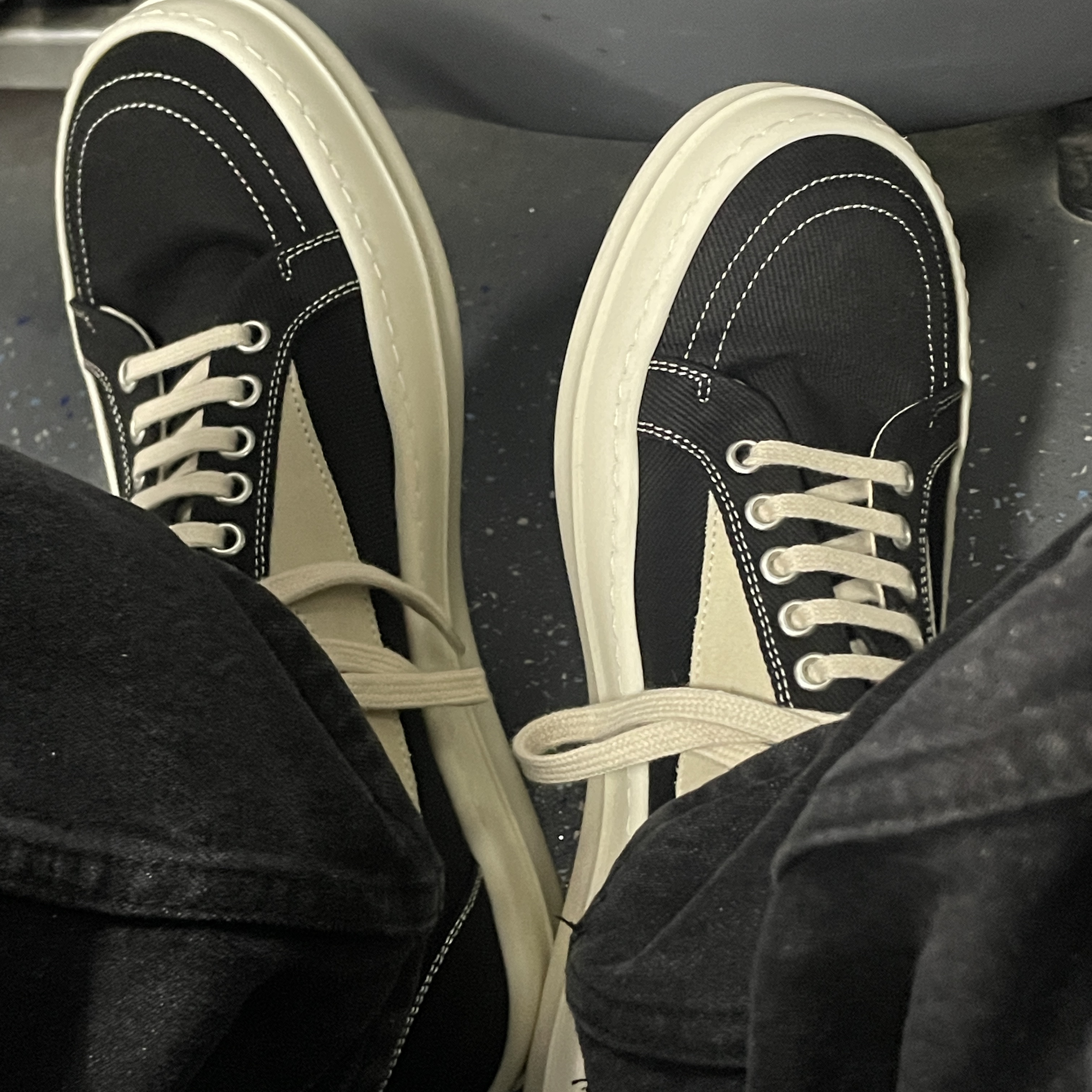 Rick Owens Drkshdw Vintage Sneakers Black Milk 착용 스타일 - 2