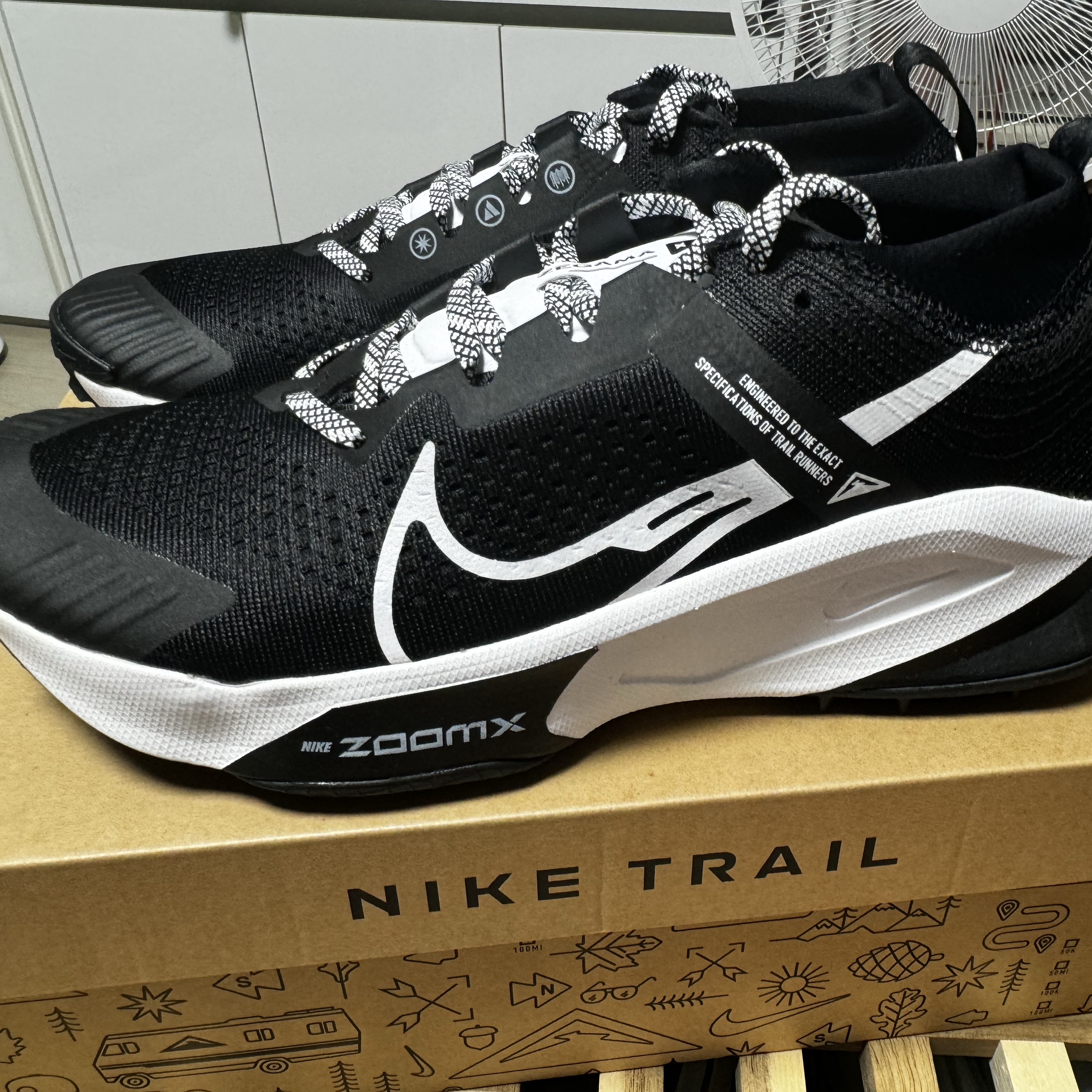 Nike ZoomX Zegama Trail Deep Black White 착용 스타일 - 1