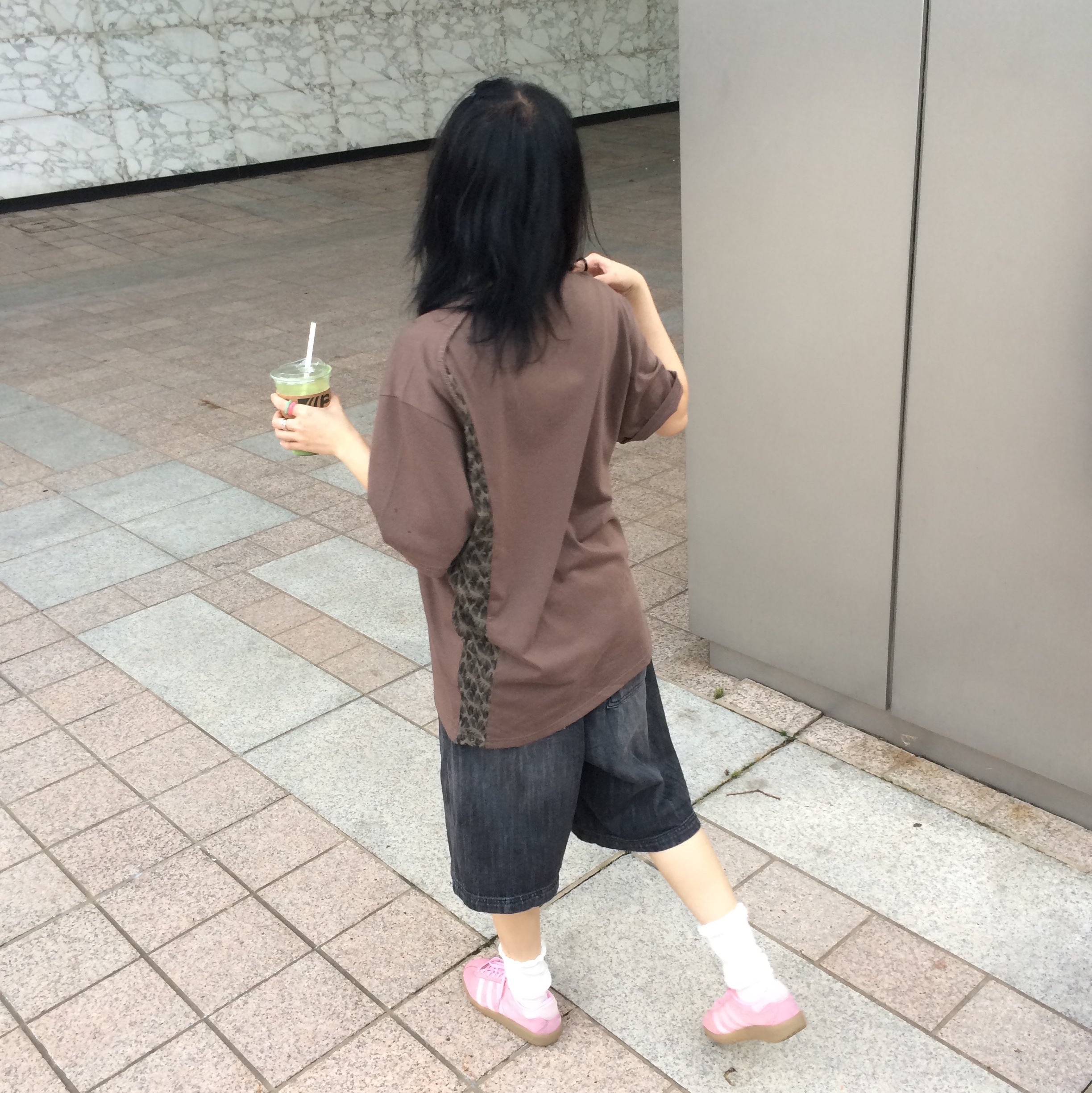 Adidas Bermuda Glow Pink 착용 스타일 - 3