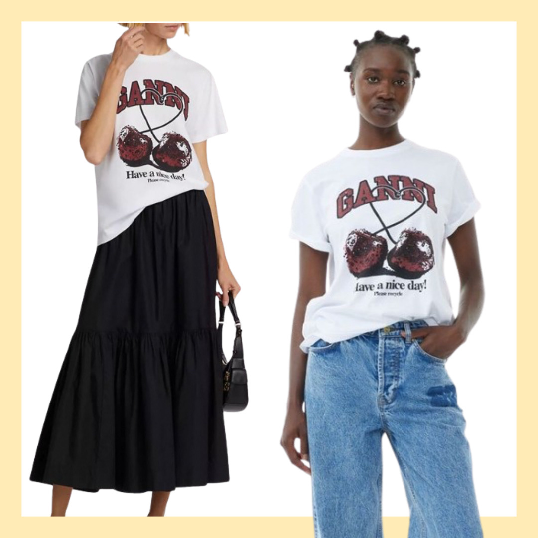 (W) Ganni Relaxed Cherry T-Shirt Bright White, Lemaire Small Croissant Bag Coated Cotton Black 착용 스타일 - 2