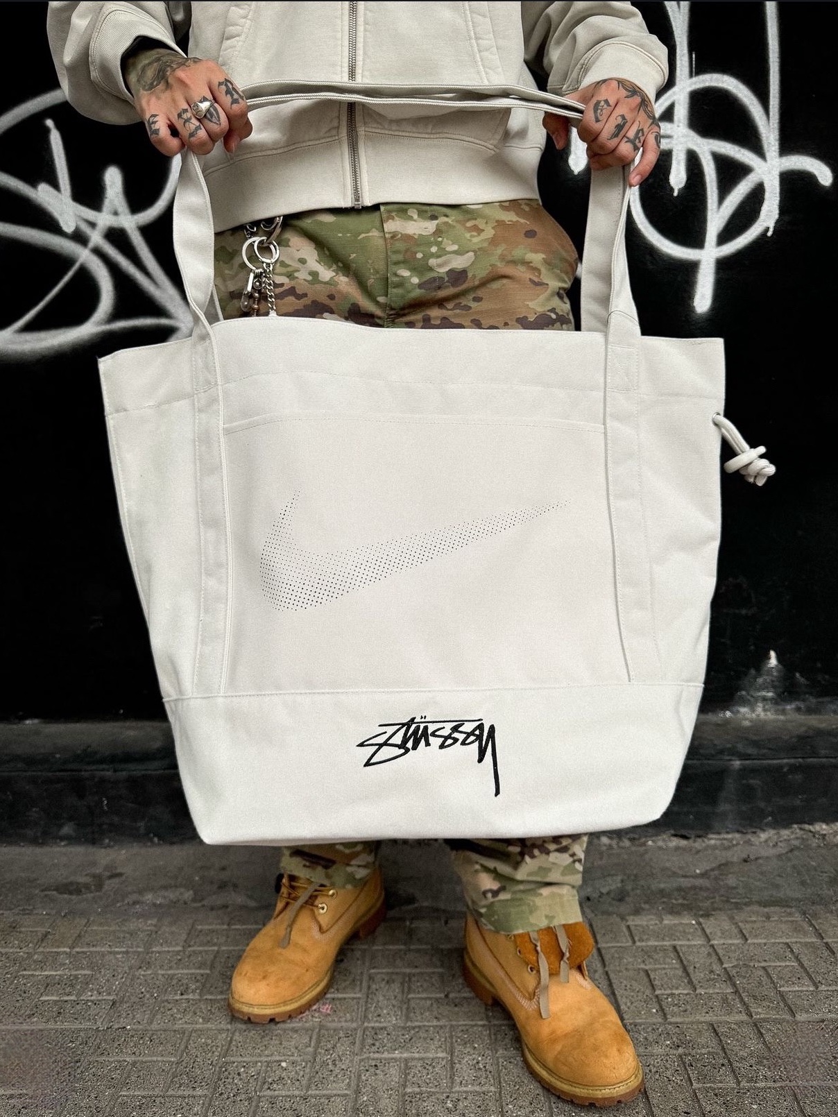 Nike x Stussy Tote Bag Light Bone, Nike x Stussy Tote Bag Black 착용 스타일 - 1