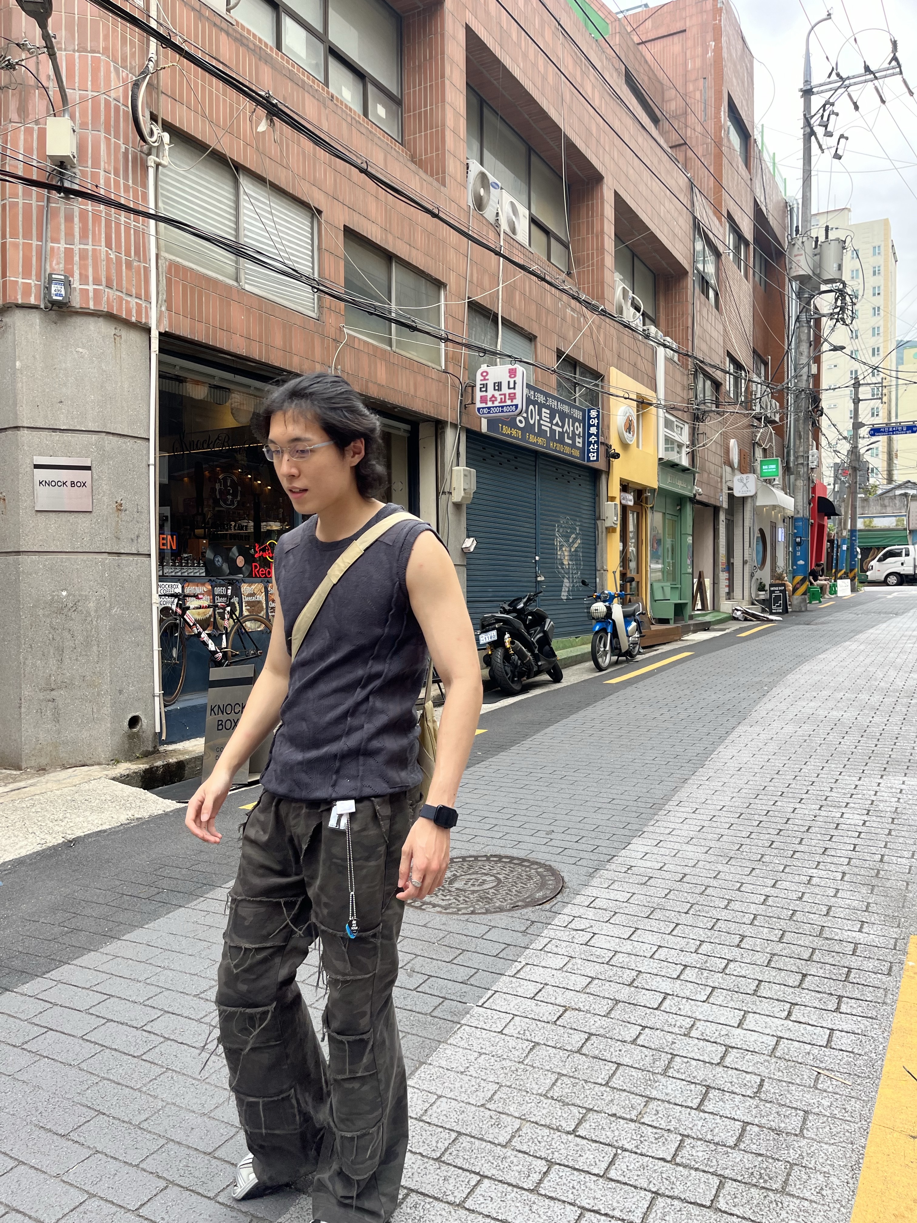 Balenciaga Tyrex Sneakers Black Grey 착용 스타일 - 3