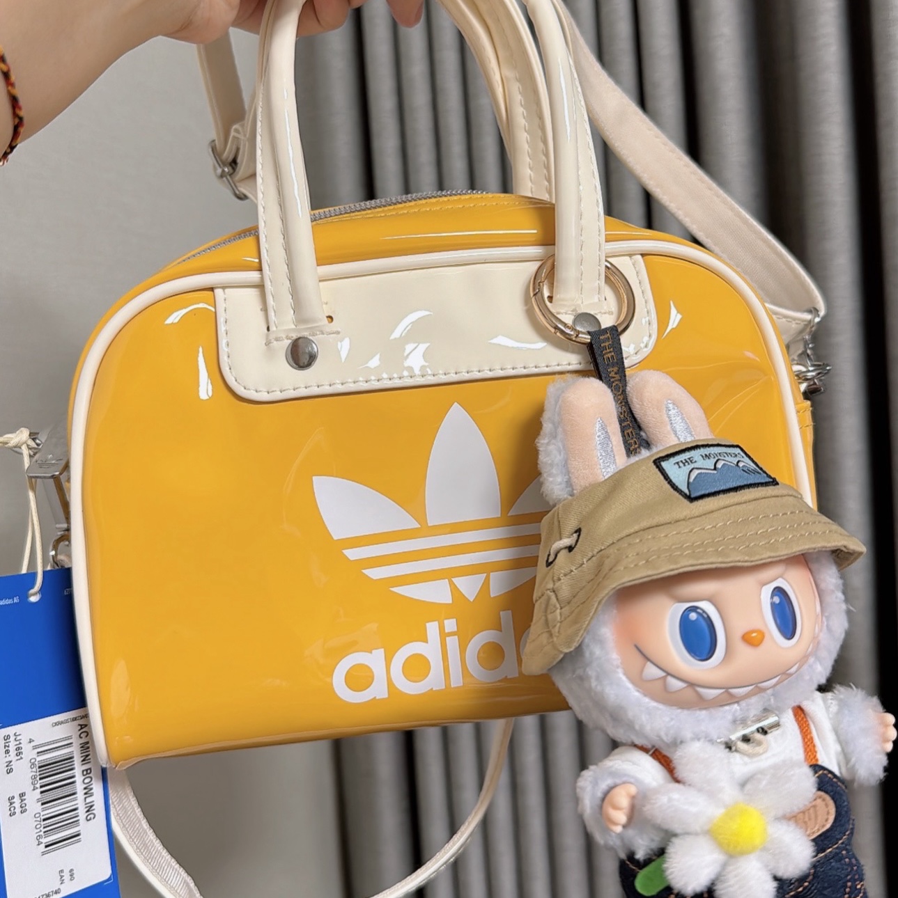 Adidas Adicolor Mini Bowling Bag Black White 착용 스타일