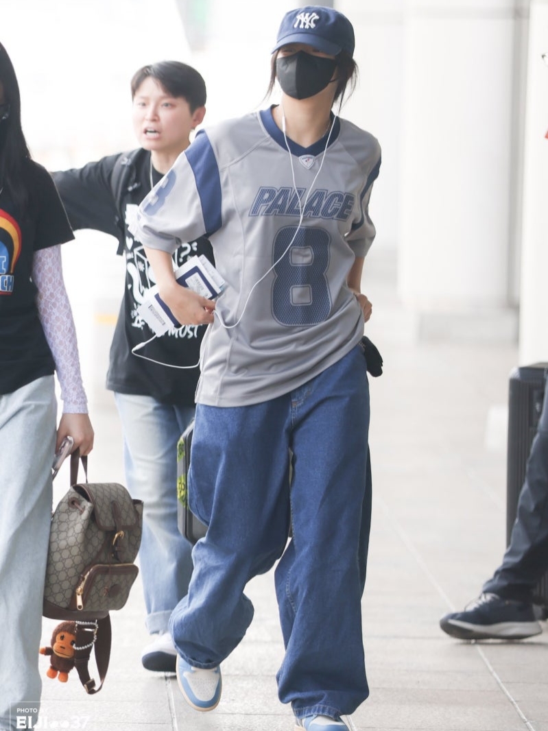 Palace Mesh Team Jersey Grey - 24SS, Chanel Classic Card Holder Grained Calfskin & Silver Black 착용 스타일 - 1