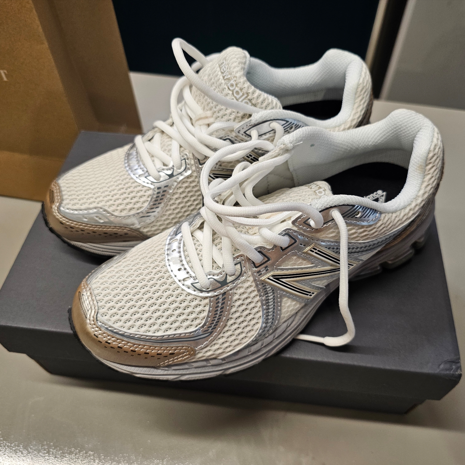 New Balance 860v2 Sea Salt Gold Metallic 착용 스타일 - 1