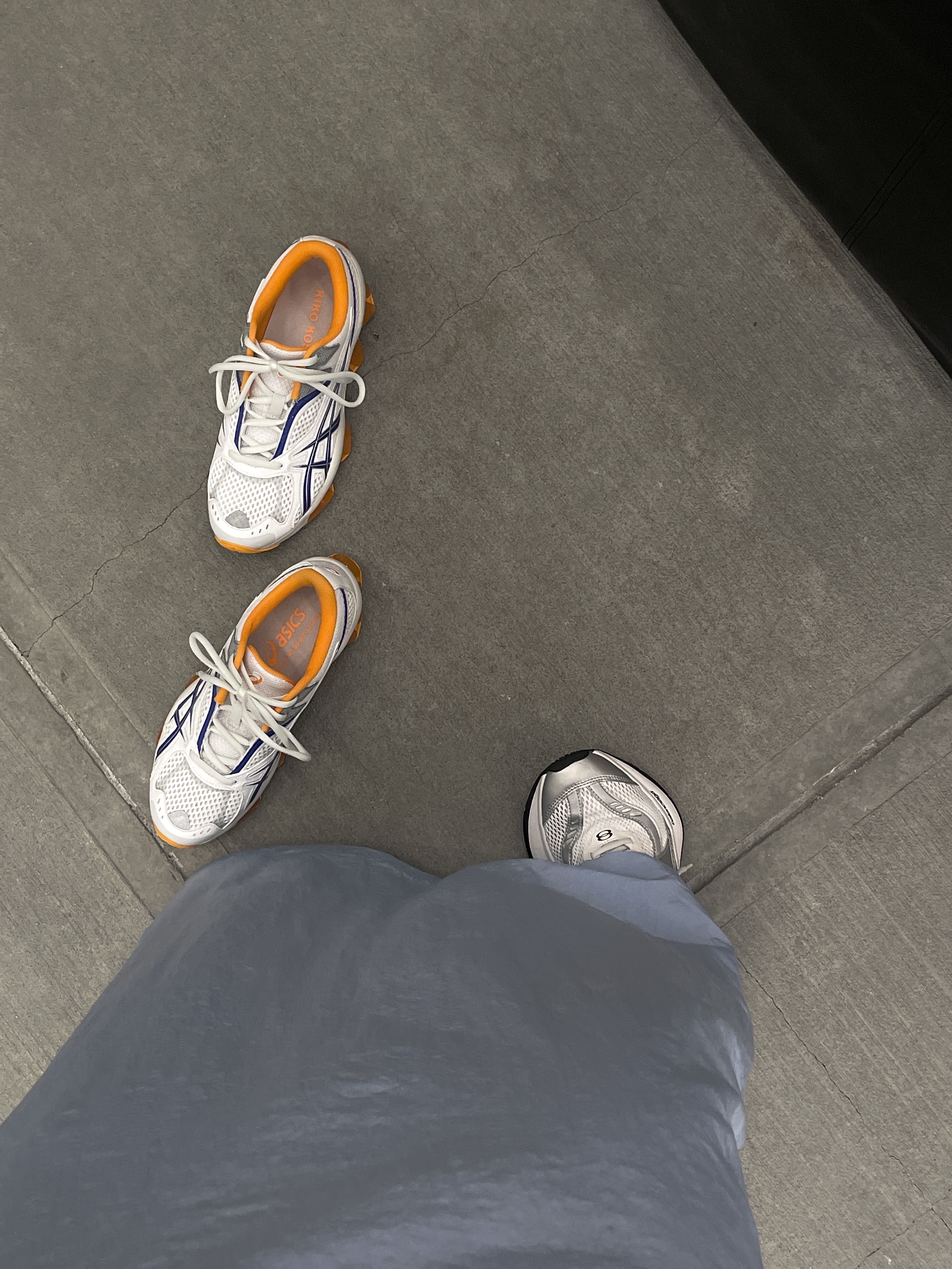 Asics x Kiko Kostadinov Gel-Quantum Zientzia White Blue, Oakley Eye Jacket Redux Silver Frame Prizm Black Polarized Lenses High Bridge Fit 착용 스타일 - 5
