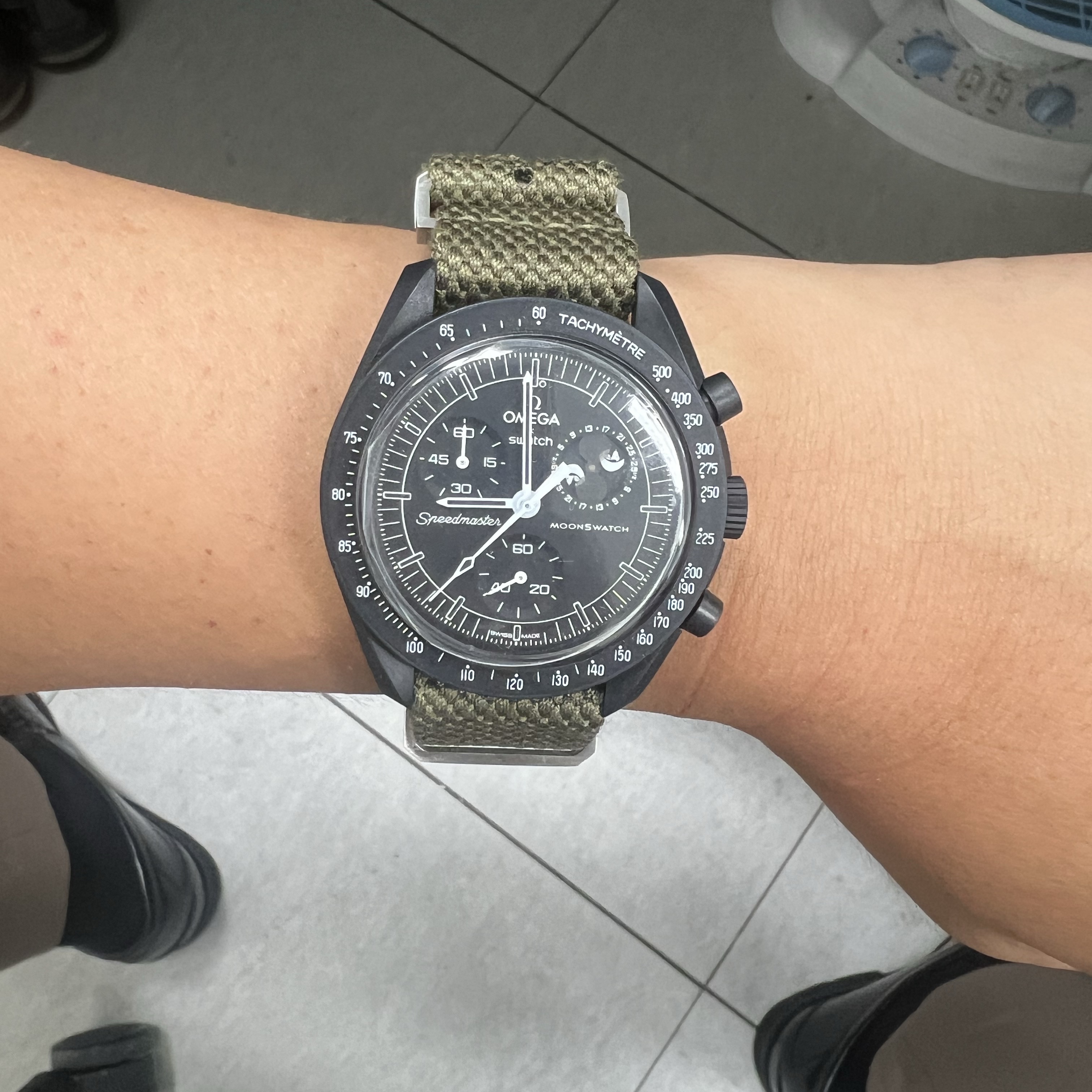 Swatch x Omega x Snoopy Bioceramic Moonswatch Mission To The Moonphase New Moon 착용 스타일 - 1