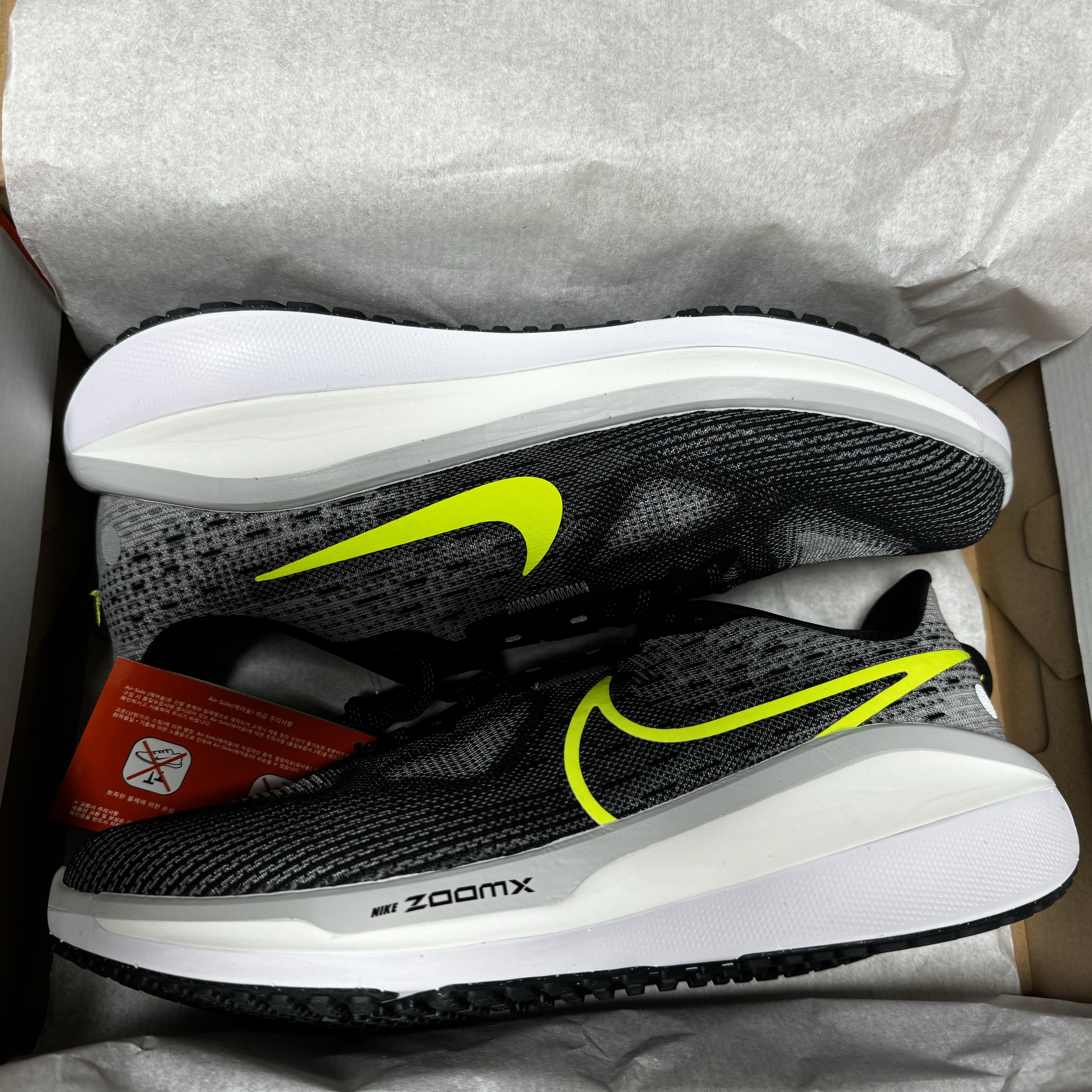 Nike Vomero 17 Black Light Smoke Grey 착용 스타일 - 2