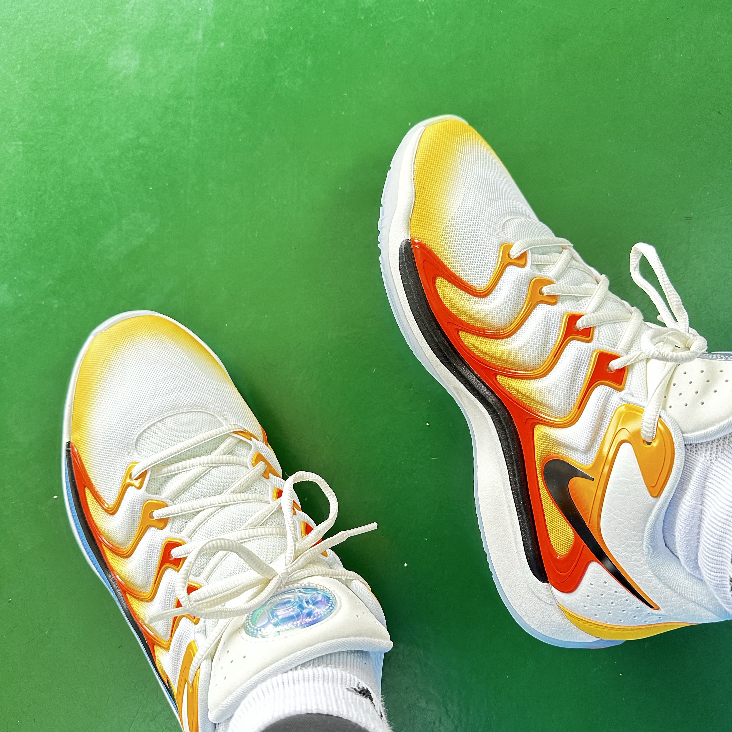 Nike KD 17 EP University Gold Safety Orange 착용 스타일 - 1