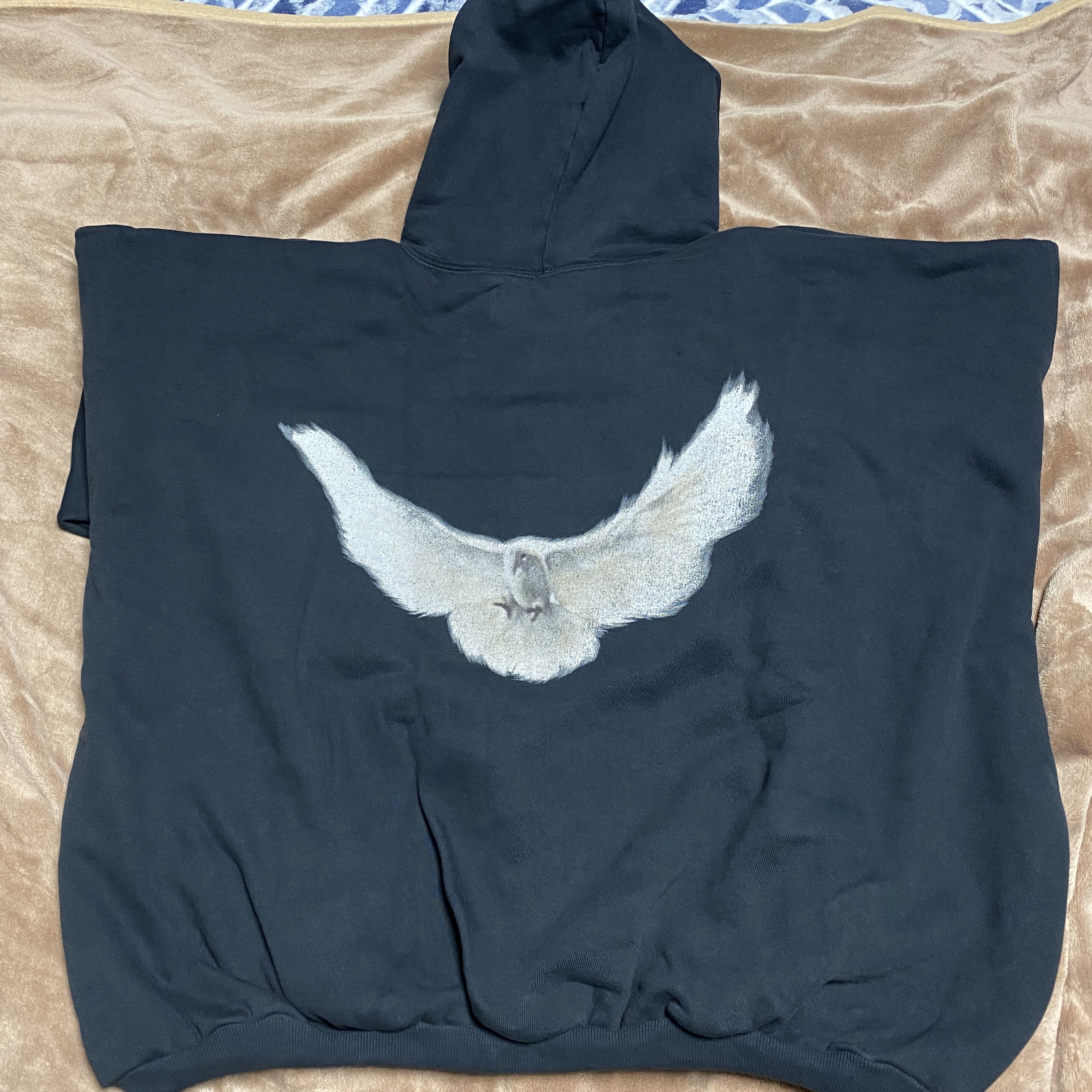 Yeezy Gap Engineered By Balenciaga Dove Hoodie Washed Black 착용 스타일