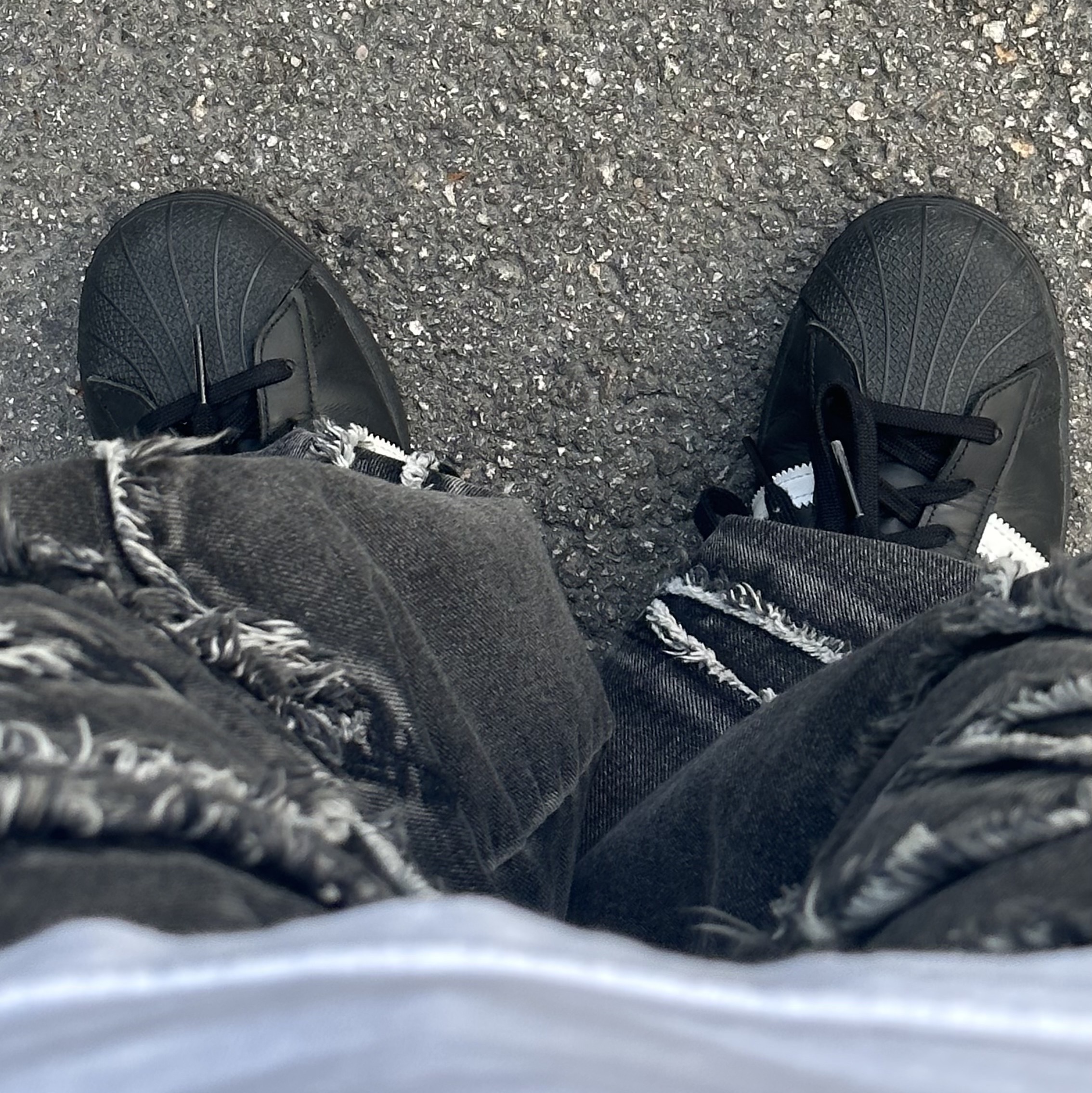 Adidas Superstar Core Black White 착용 스타일 - 1